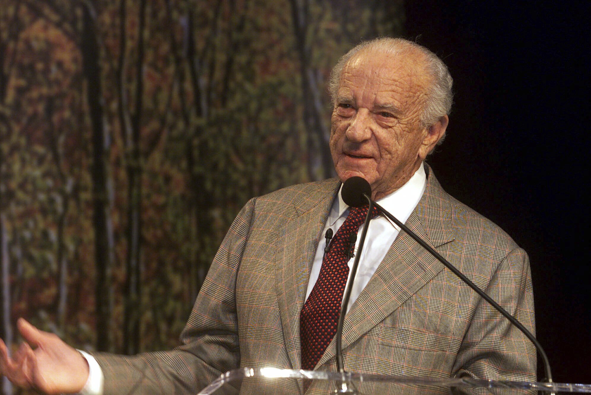 FILE - Ely Callaway, founder, Chairman, and CEO of Callaway Golf, announces the company's introduction of the ERC II driver at a news conference in Carlsbad, California, Oct. 18, 2000. The driver, a nonconforming golf club, will be sold in the United States regardless of any rulings by the USGA. 