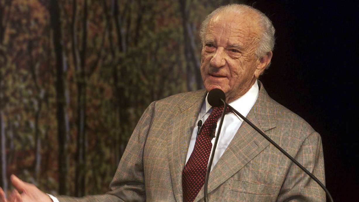 FILE - Ely Callaway, founder, Chairman, and CEO of Callaway Golf, announces the company's introduction of the ERC II driver at a news conference in Carlsbad, California, Oct. 18, 2000. The driver, a nonconforming golf club, will be sold in the United States regardless of any rulings by the USGA.