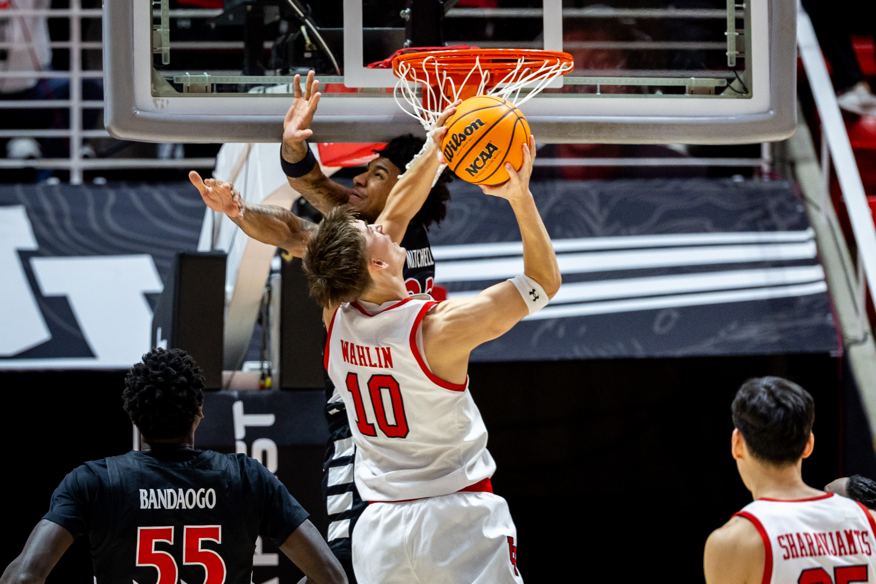 Runnin' Utes overcome 19 turnovers, long scoring drought to beat Bearcats 69-66