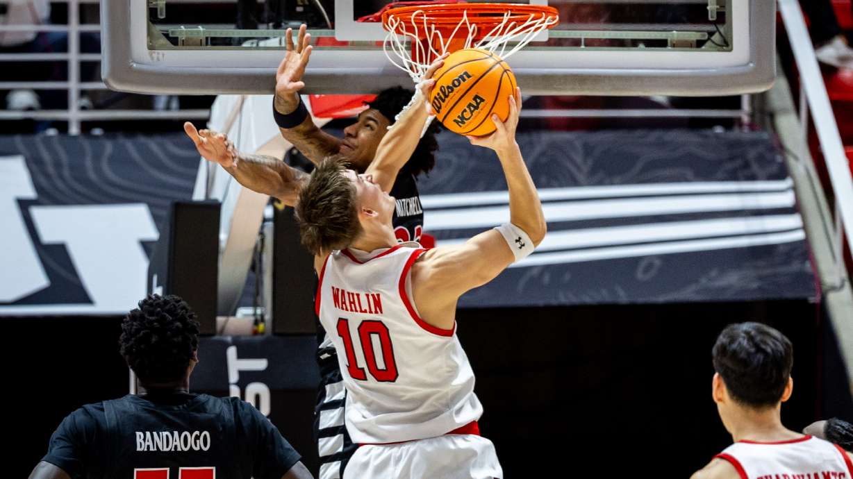 Utah Utes forward Jake Wahlin (10) attempts to dunk the ball as Cincinnati Bearcats forward Dillon Mitchell (23) guards him during a basketball game at the Jon M. Huntsman Center at the University of Utah in Salt Lake City on Tuesday, Jan. 28, 2025.