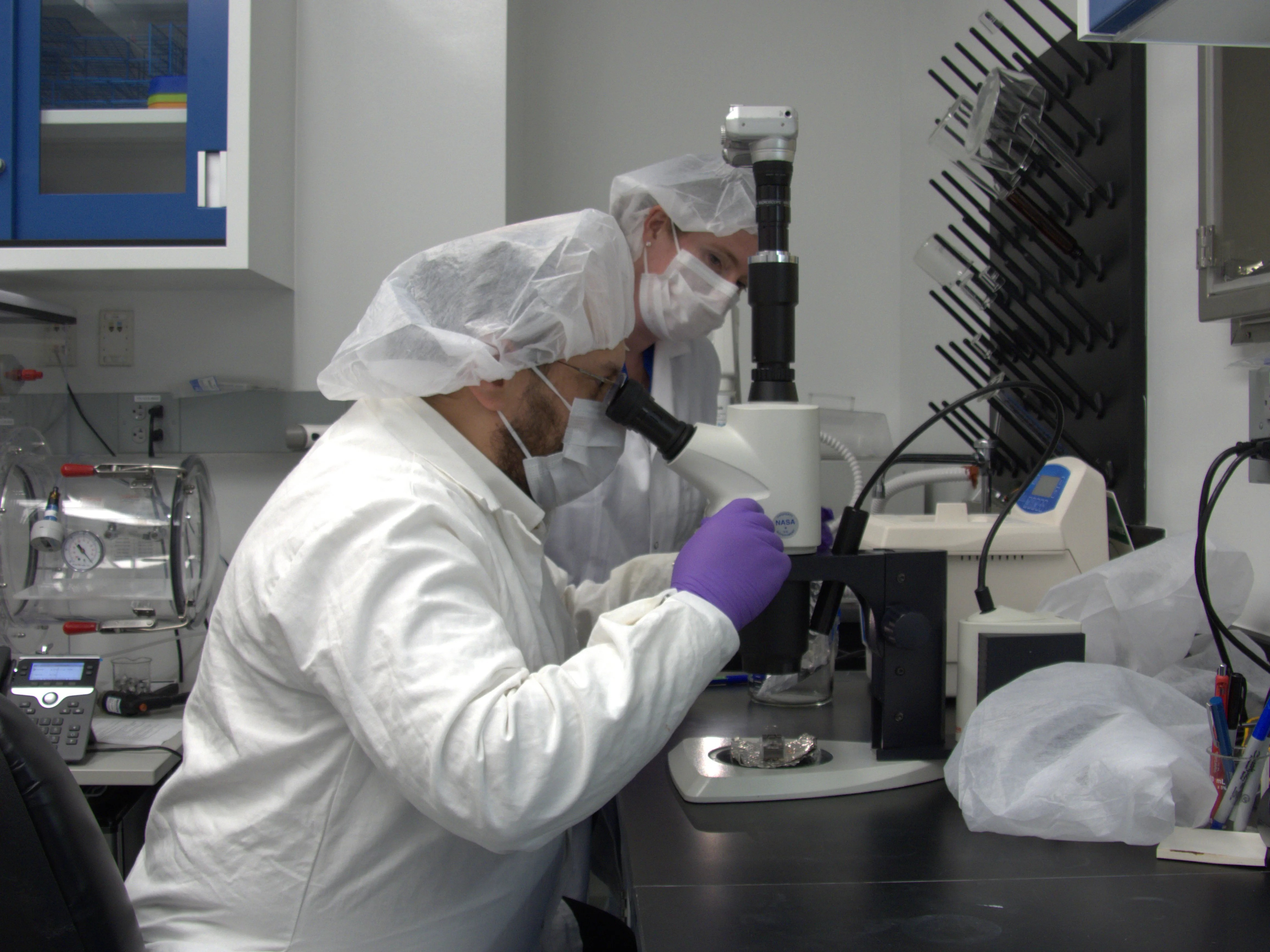 JASON DWORKIN, Project Scientist for Osiris-Rex at Nasa's Goddard Space Flight Center in Greenbelt, Maryland, Views a Porttion of the Astoer Sample in the Center's Ly After It Arrived from the Craft Team at the Johnson's space center in Houston in Houston.