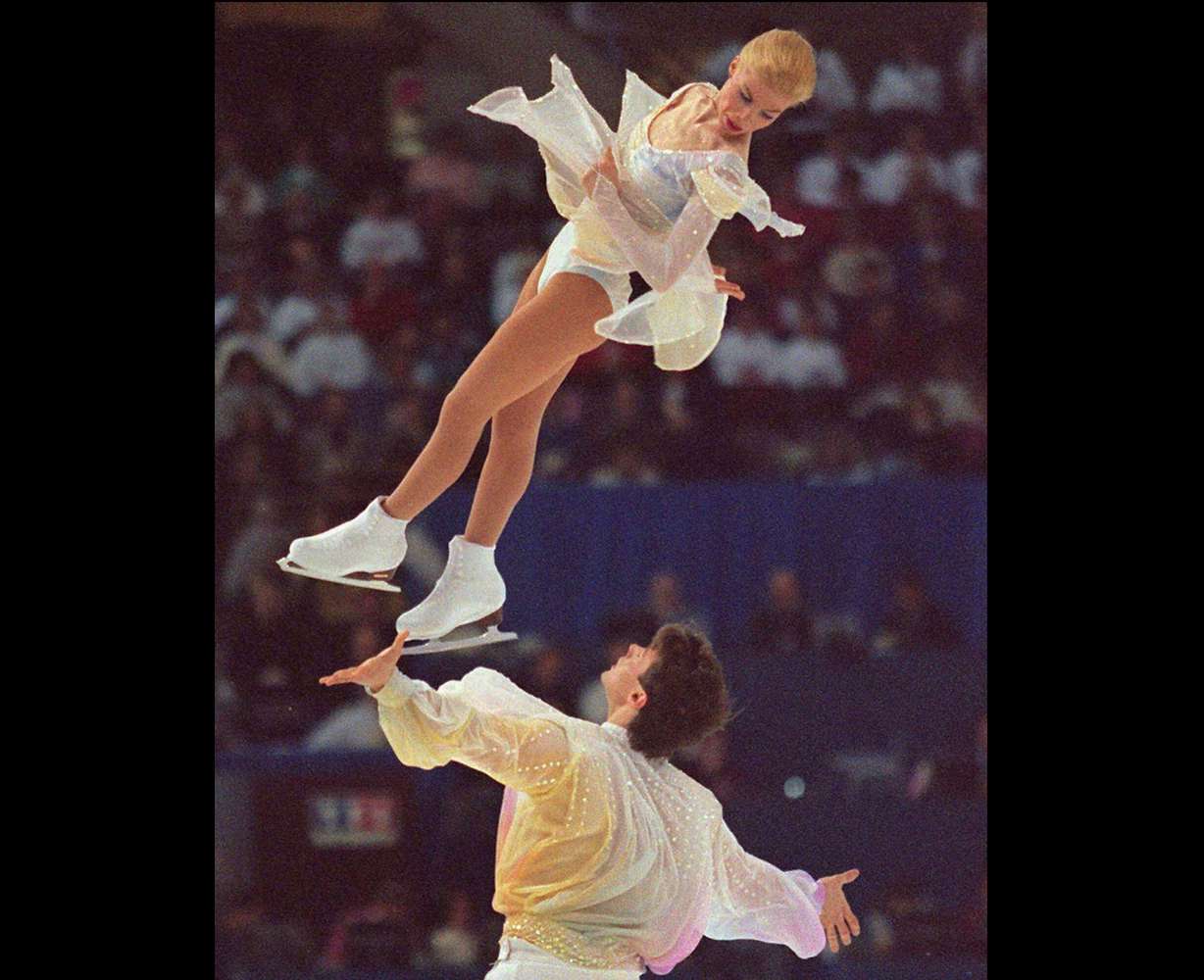 World champions Evgenia Shishkova and Vadim Naumov of Russia execute a throw during the pairs short competition at the World Figure Skating competition in Edmonton, Alberta, March 19, 1996.