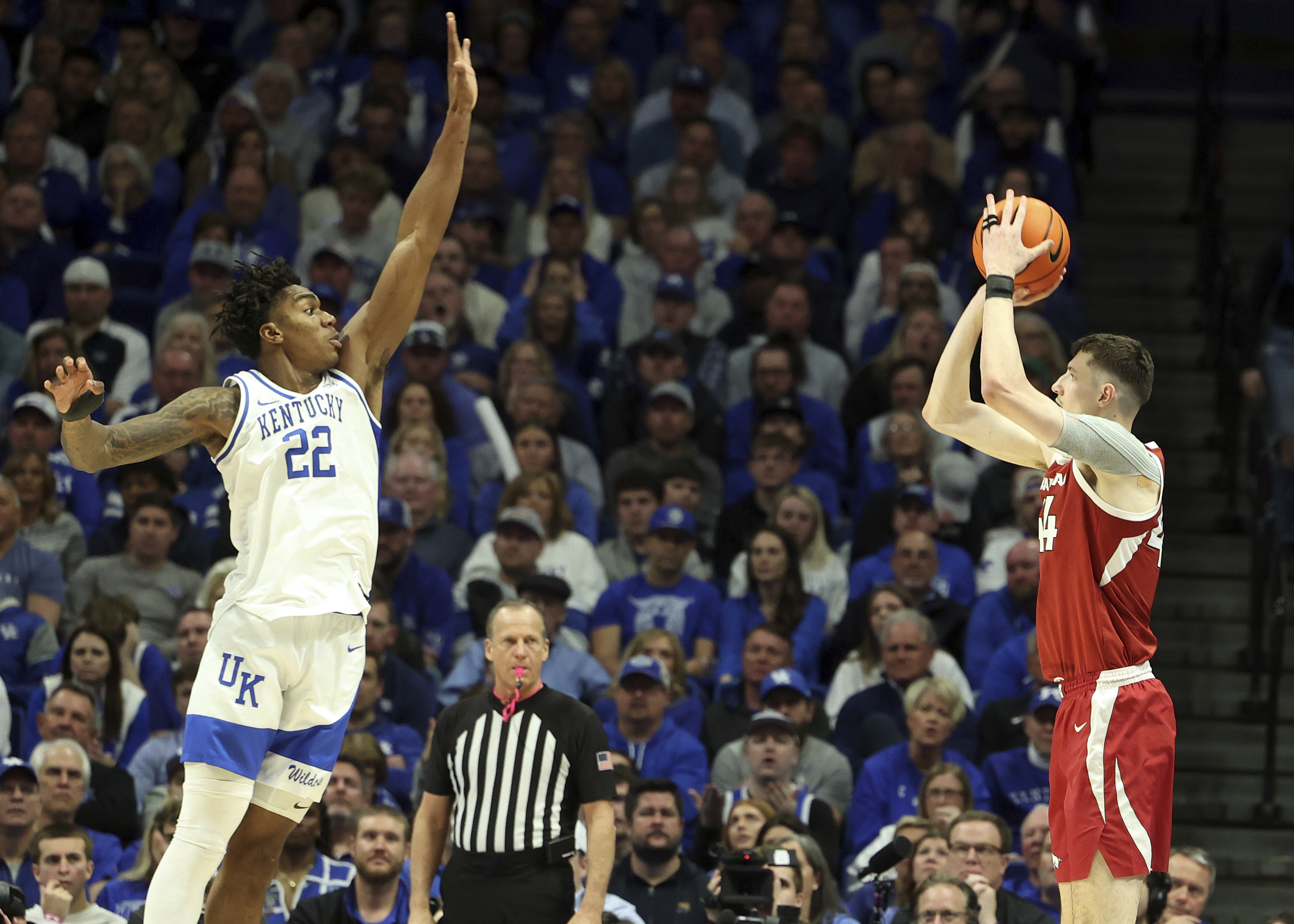 Kentucky's Amari Williams (22) defends against Arkansas' Zvonimir Ivisic, right, during the first half of an NCAA college basketball game in Lexington, Ky., Saturday, Feb. 1, 2025. 