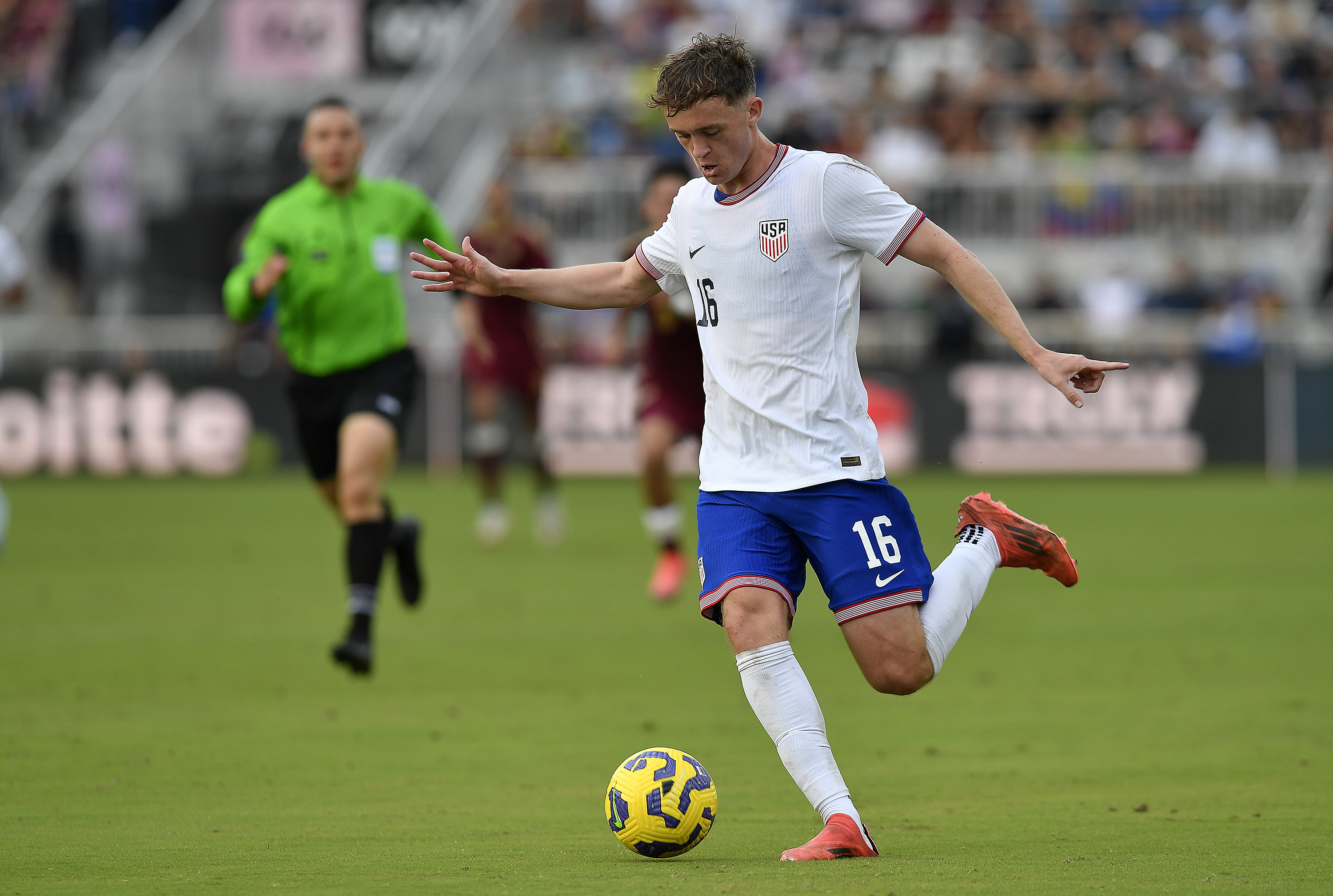 United States midfielder Jack McGlynn (16) plays the ball during the second half of an international friendly soccer game against Venezuela, Saturday, Jan 18, 2025, in Fort Lauderdale, Fla. 