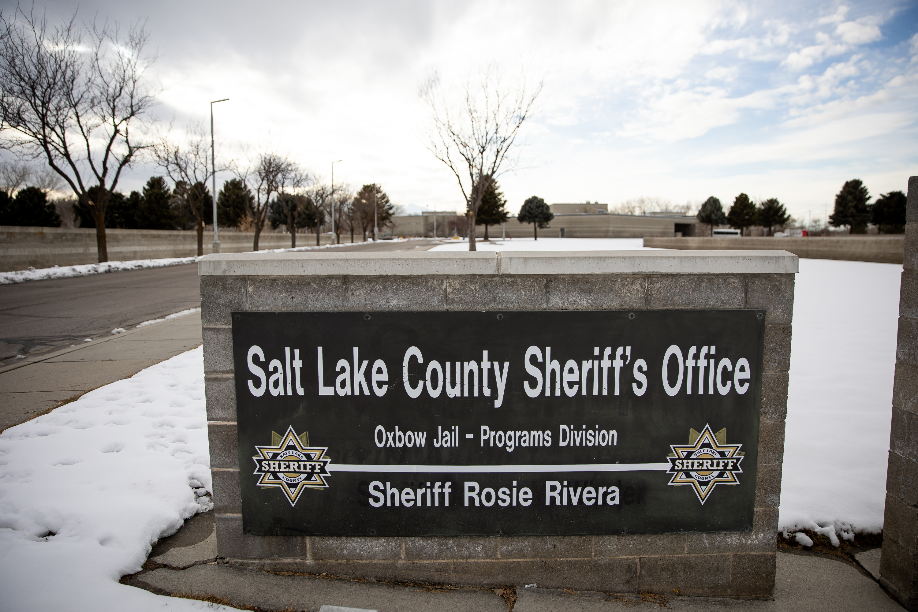 Lawmakers advanced a bill preventing county sheriffs from releasing certain detainees when jails are overcrowded.