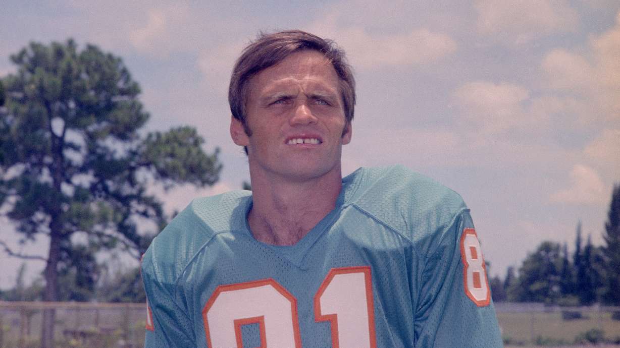 FILE - Miami Dolphins wide receiver Howard Twilley is shown in 1972. Twilley, a key receiver for the Miami Dolphins during their perfect 1972 season and a Heisman Trophy runner-up at the University of Tulsa, died on Wednesday, Feb. 5, 2025. He was 81.