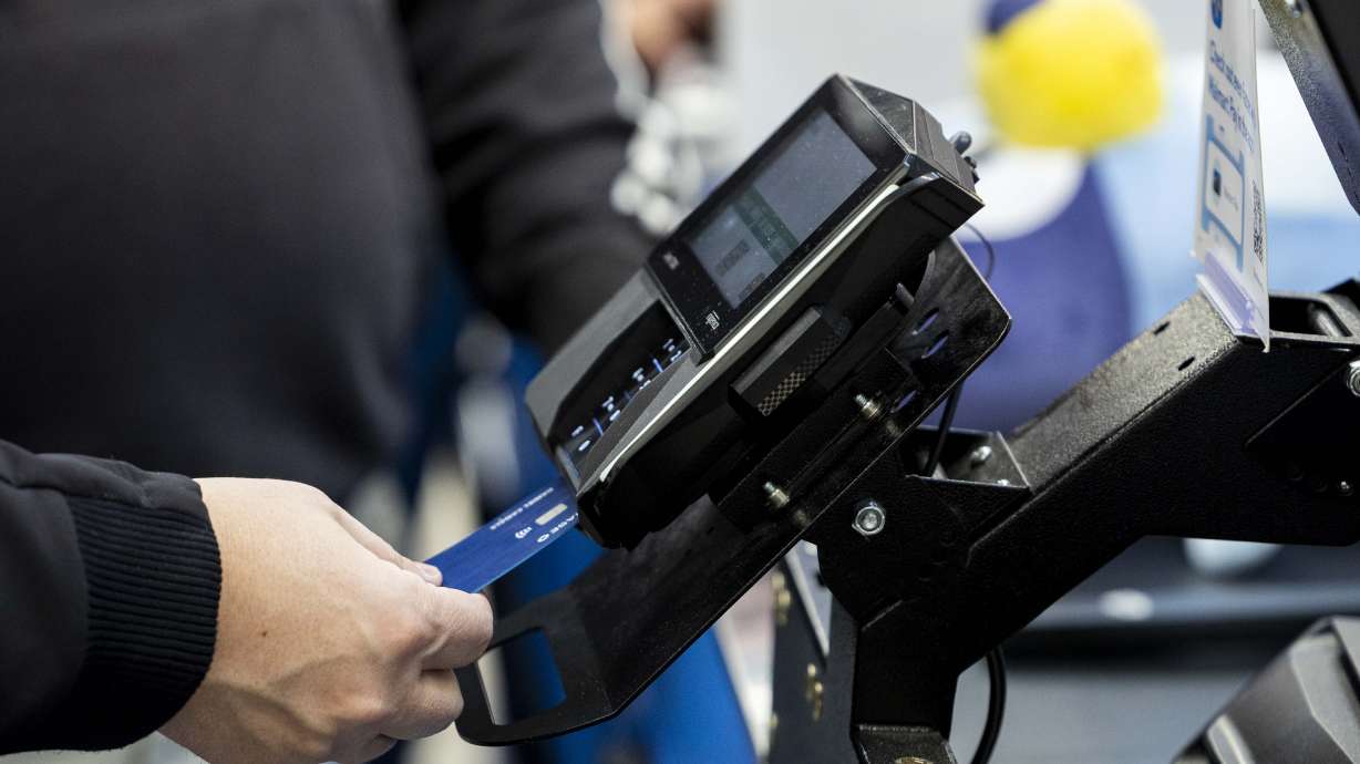 A shopper pays with a credit card at the South Jordan Parkway Walmart on Dec. 7, 2024. While 2025 is still in its infancy, economist Lindsey Piegza provided a look at what consumers can expect throughout the rest of the year.