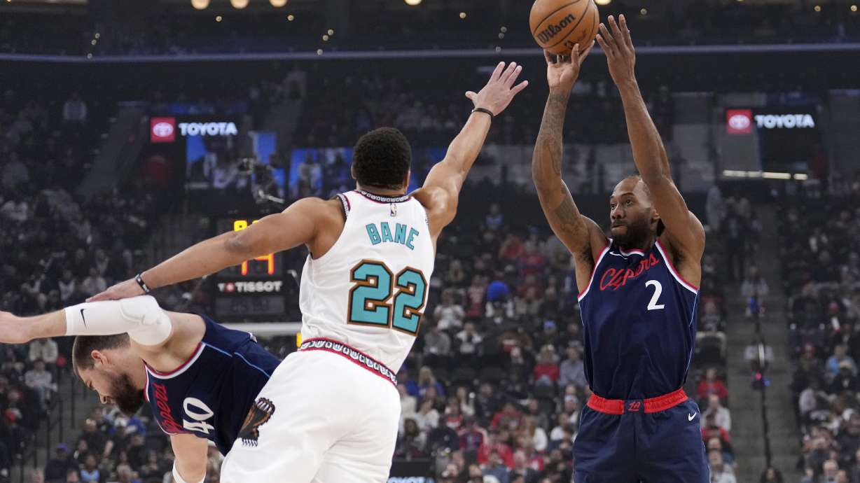 Los Angeles Clippers forward Kawhi Leonard, right, shoots as Memphis Grizzlies guard Desmond Bane, center, defends and center Ivica Zubac gets knocked away during the first half of an NBA basketball game Wednesday, Feb. 12, 2025, in Inglewood, Calif.
