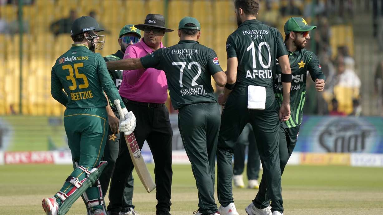 Umpire Asif Yaqoob, center, talks with South Africa's Mathew Breetzke, left, and Pakistan's Shaheen Shah Afridi, second right, after they exchange words during the tri-series ODI cricket match between Pakistan and South Africa, in Karachi, Pakistan, Wednesday, Feb. 12, 2025.
