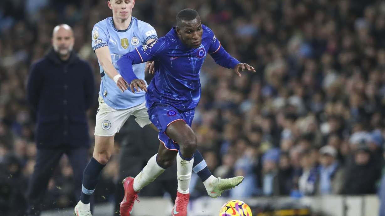 Chelsea's Nicolas Jackson, right, duels for the ball with Manchester City's Phil Foden during the English Premier League soccer match between Manchester City and Chelsea at Etihad Stadium in Manchester, England, Saturday, Jan. 25, 2025.