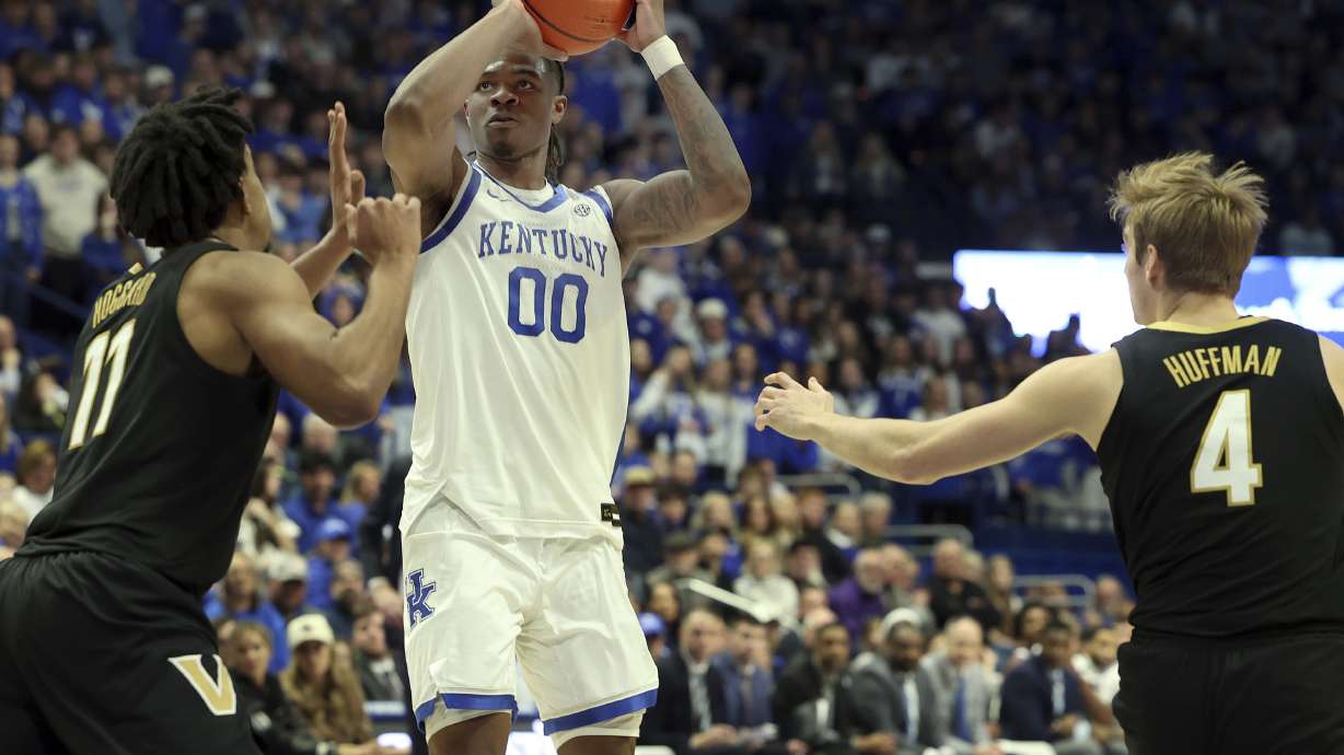 Kentucky's Otega Oweh (00) shoots between Vanderbilt's AJ Hoggard (11) and Grant Huffman (4) during the first half of an NCAA college basketball game in Lexington, Ky., Wednesday, Feb. 19, 2025.