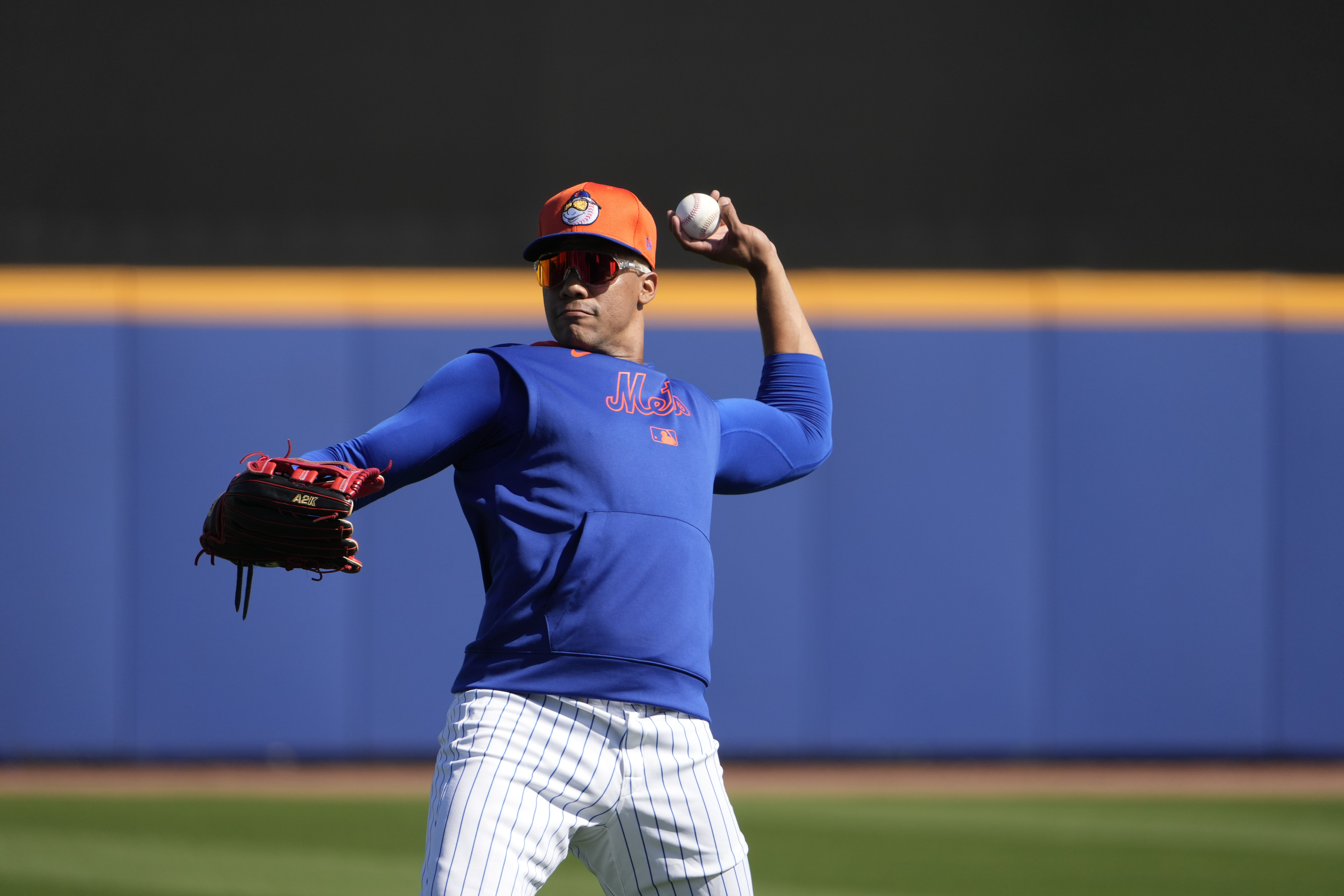 New York Mets' Juan Soto throws during a spring training baseball practice Monday, Feb. 17, 2025, in Port St. Lucie, Fla. 
