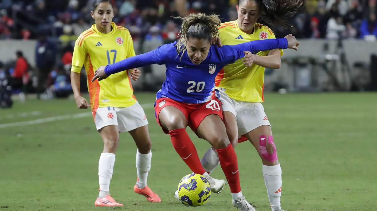 United States forward Catarina Macario (20) blocks out Colombia midfielder Marcela Restrepo, right, as defender Carolina Arias (17) looks on during the SheBelieves Cup women's soccer tournament, Thursday, Feb. 20, 2025, in Houston.