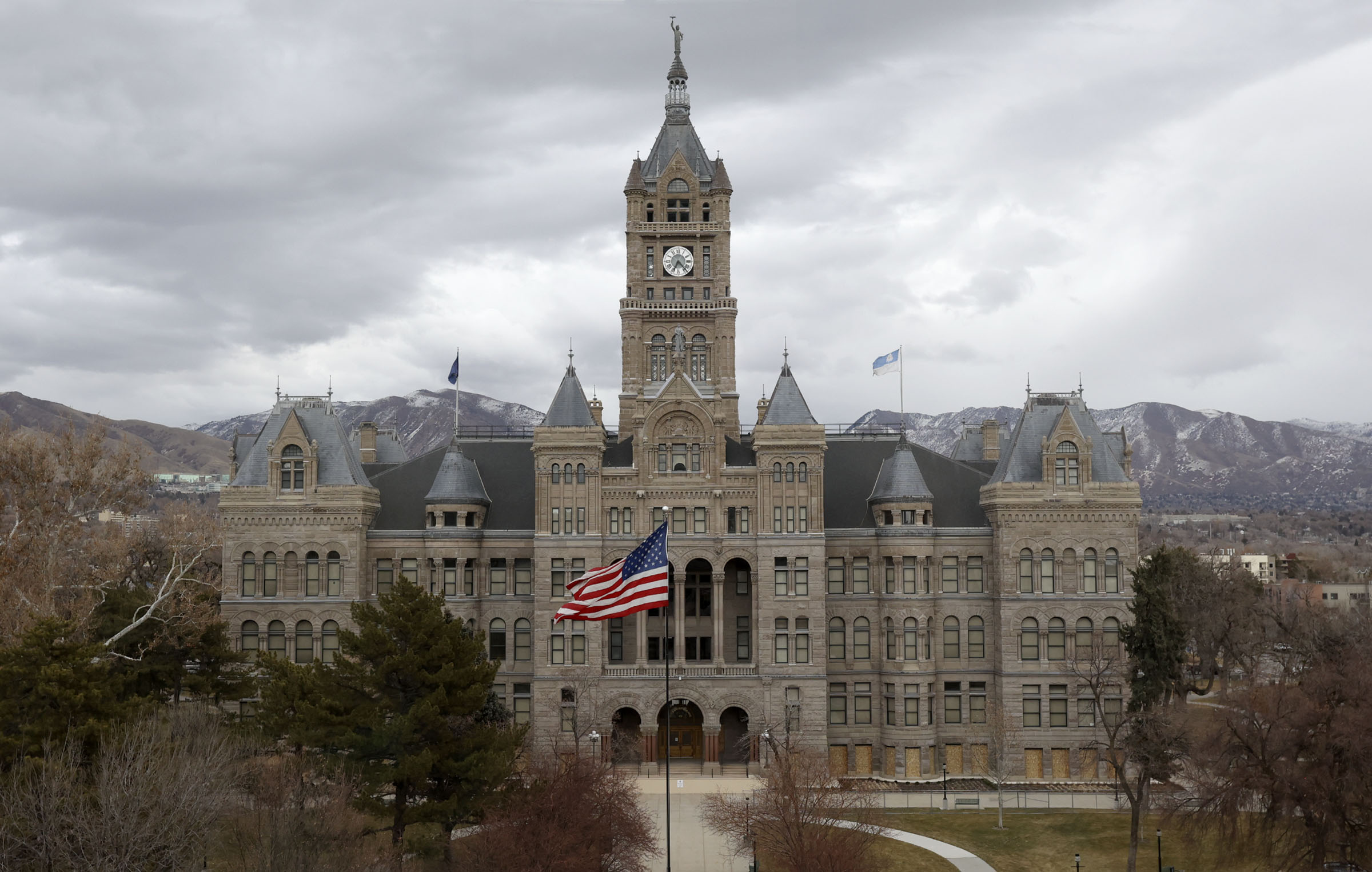 The Utah House of Representatives on Friday moved ahead with a plan that could require Salt Lake City to partner with state law enforcement or lose state funds.