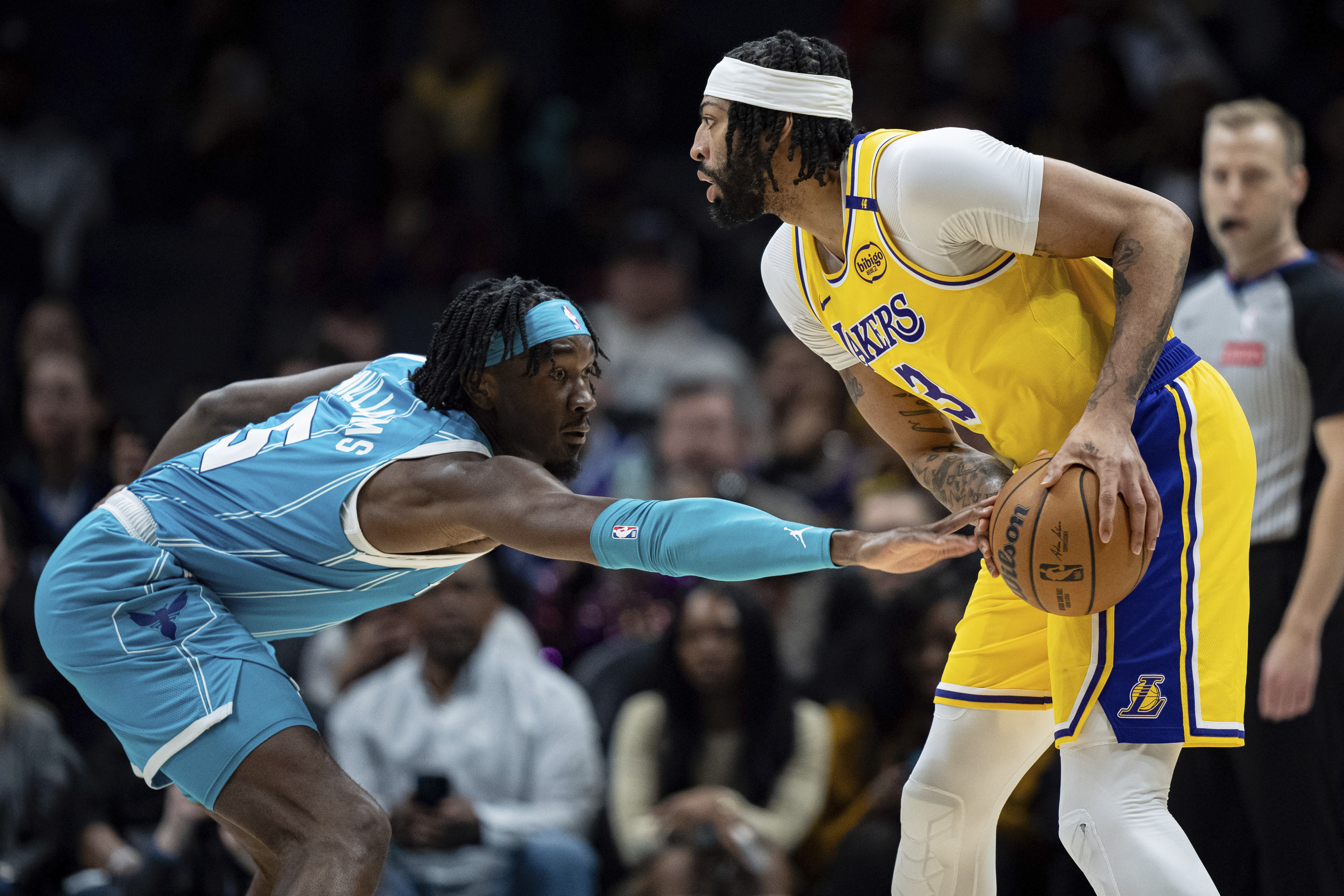 Charlotte Hornets center Mark Williams (5) guards against Los Angeles Lakers forward Anthony Davis (3) during the first half of an NBA basketball game Monday, Jan. 27, 2025, in Charlotte, N.C.