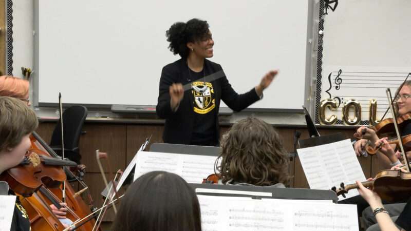 Altarriba rehearsing with students at Cottonwood High School.