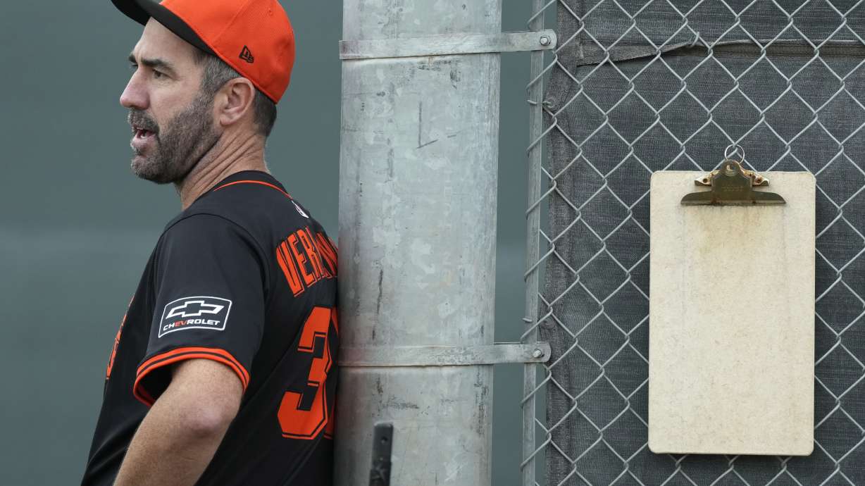 San Francisco Giants pitcher Justin Verlander watches other pitchers throw at the team's spring training baseball facility Thursday, Feb. 13, 2025, in Scottsdale, Ariz.