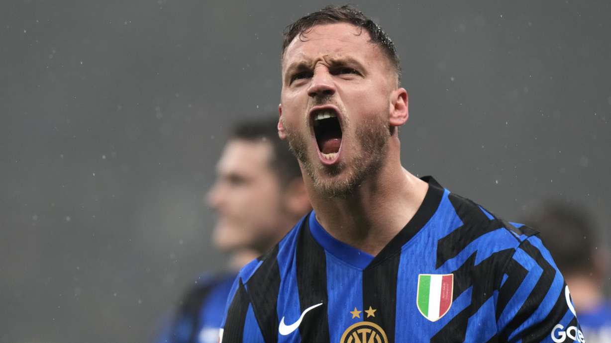 Inter Milan's Marko Arnautovic celebrates after scoring his side's opening goal during an Italian Cup quarter final soccer match between Inter Milan and Lazio, at the San Siro stadium in Milan, Italy, Tuesday, Feb. 25, 2025.