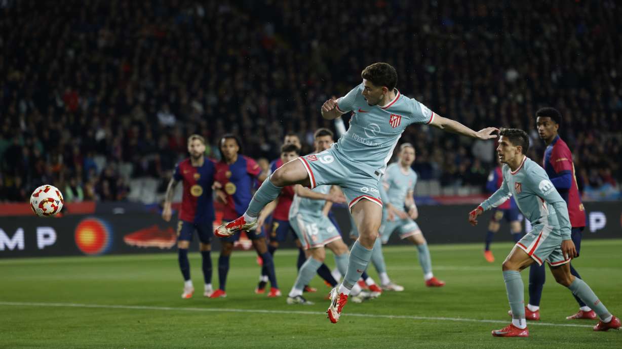 Atletico Madrid's Julian Alvarez scores during a Spanish Copa del Rey, or King's Cup, the semi-final soccer match between Barcelona and Atletico Madrid in Barcelona, Spain, Tuesday, Feb. 25, 2025. AP Photo/Joan Monfort)