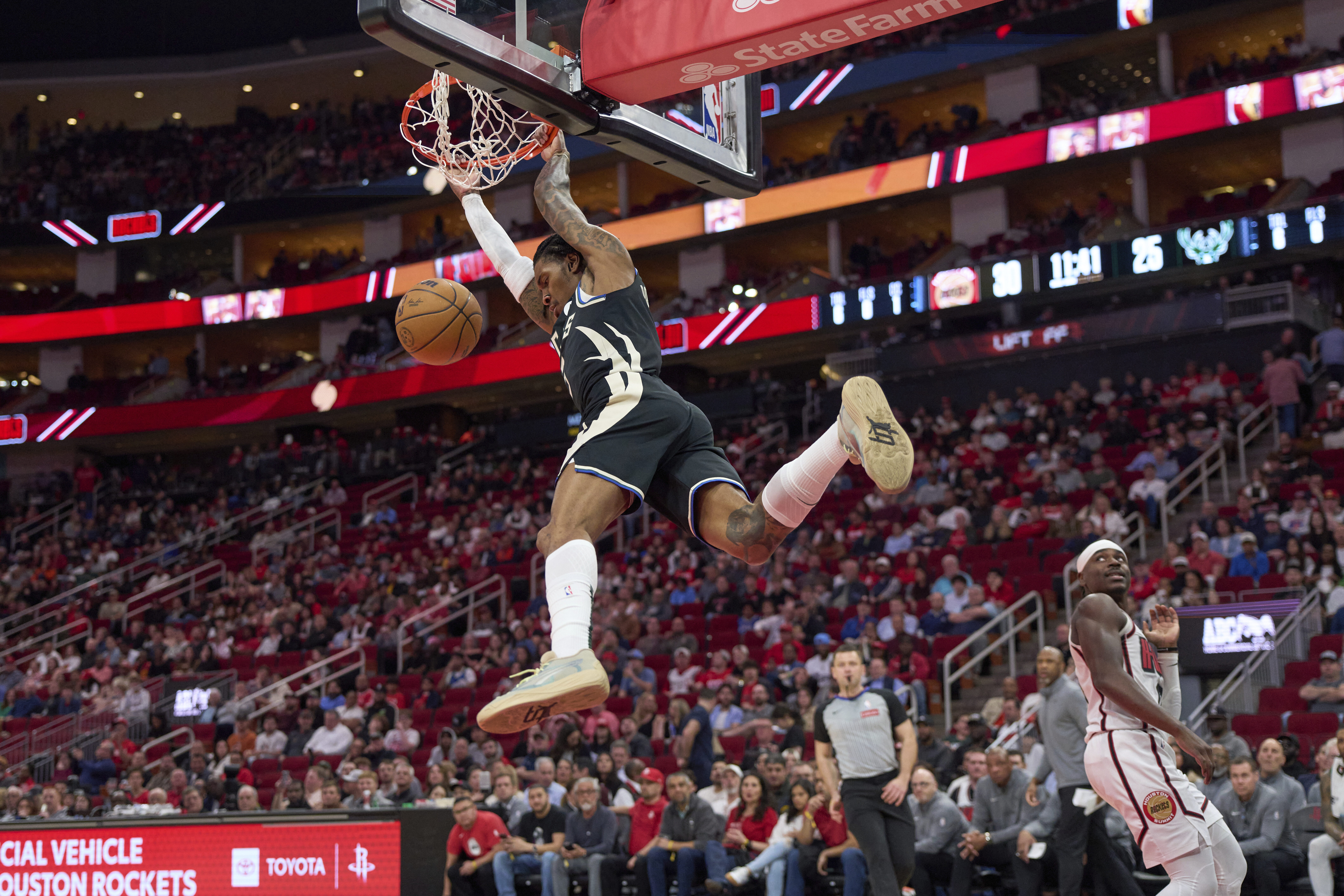 Milwaukee Bucks' Kevin Porter Jr. dunks the ball against the Houston Rockets during the first half of an NBA basketball game Tuesday, Feb. 25, 2025, in Houston. 