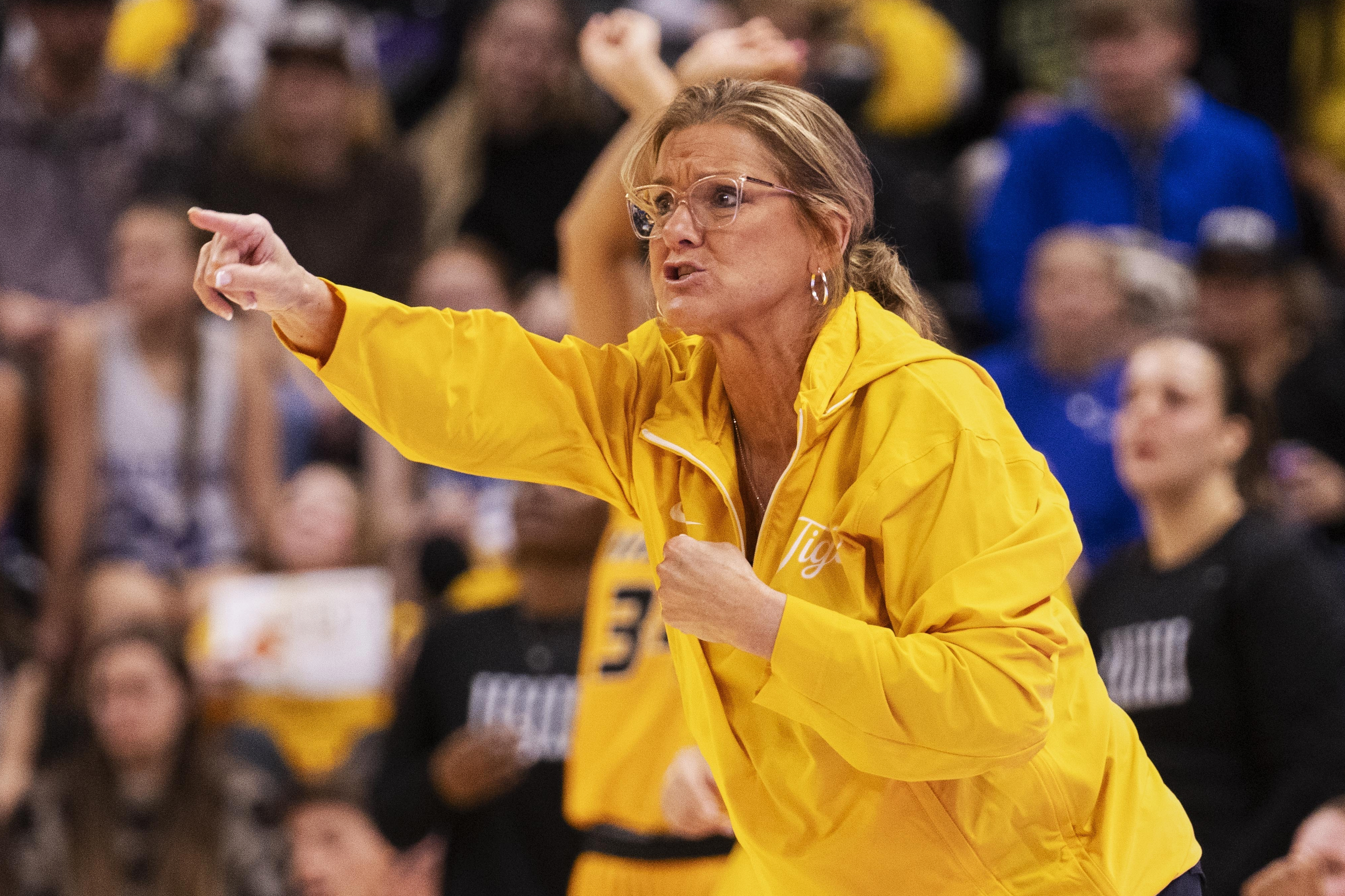 FILE - Missouri head coach Robin Pingeton calls a play during the first half of an NCAA college basketball game against South Carolina Thursday, Jan. 2, 2025, in Columbia, Mo. 