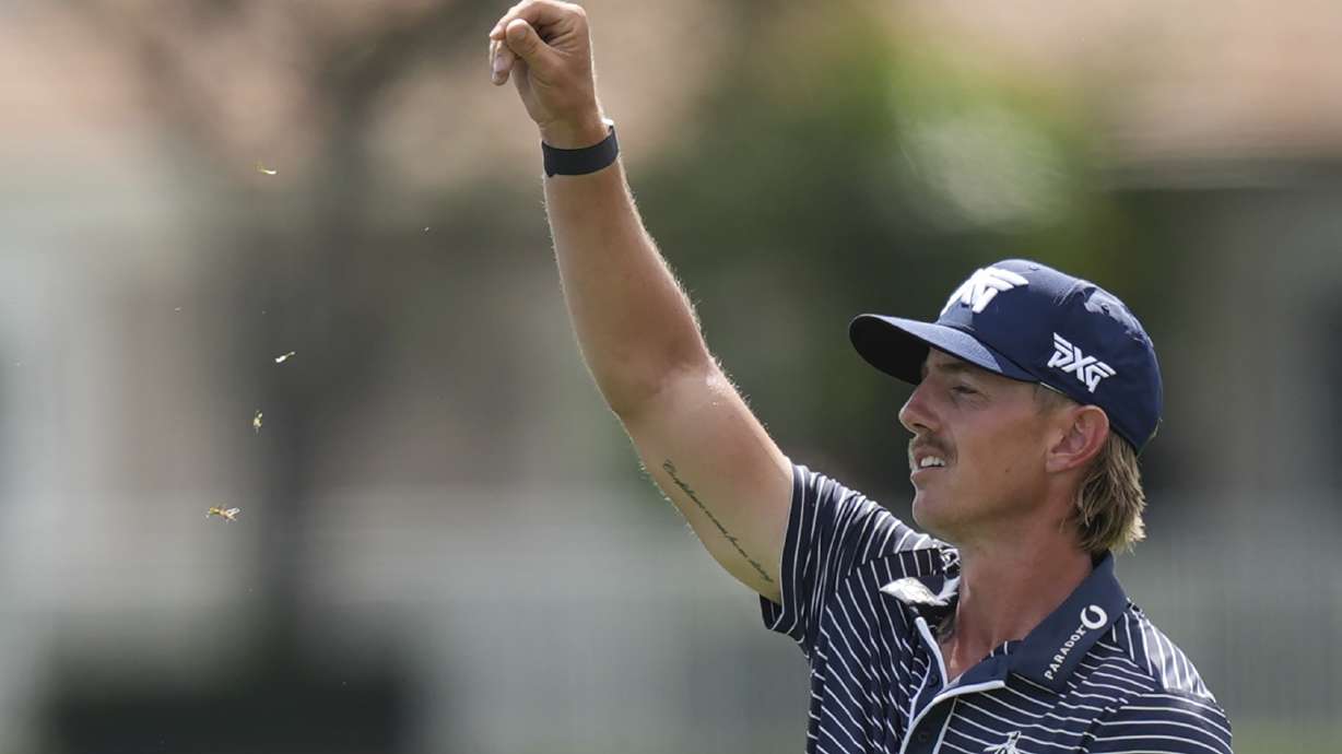 Jake Knapp uses grass to check the wind on the 18th hole during the first round at the Cognizant Classic golf tournament, Thursday, Feb. 27, 2025, in Palm Beach Gardens, Fla.