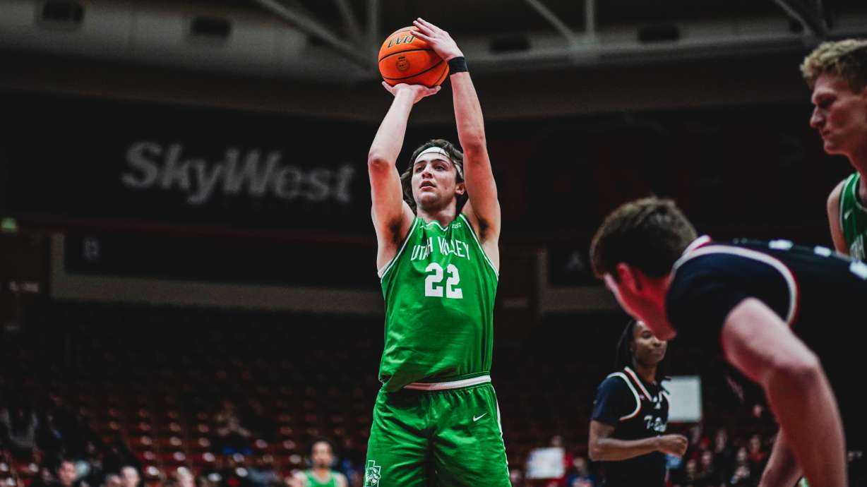 Carter Welling shooting a free throw versus Southern Utah University.