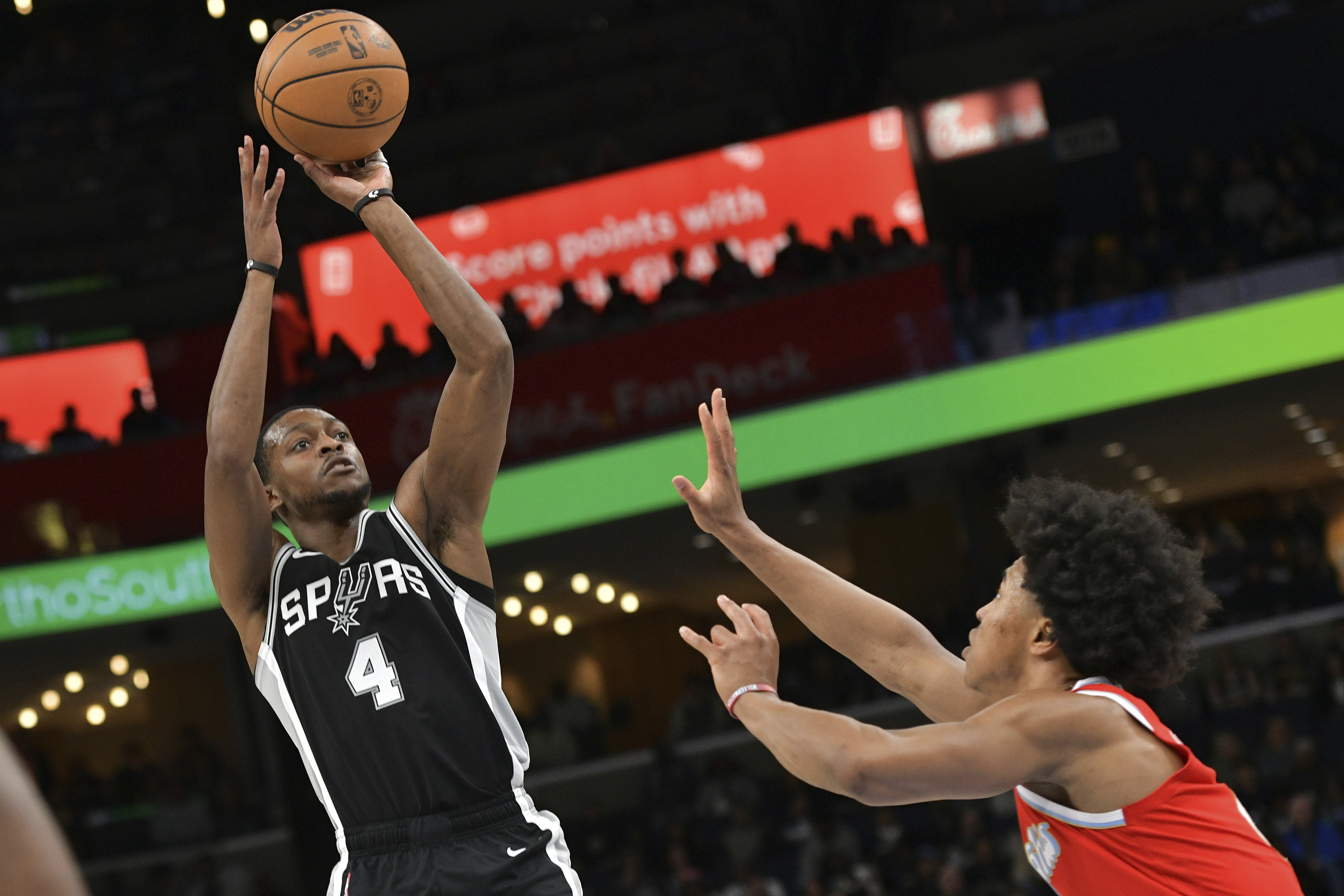 San Antonio Spurs guard De'Aaron Fox (4) shoots against Memphis Grizzlies forward Jaylen Wells in the first half of an NBA basketball game Saturday, March 1, 2025, in Memphis, Tenn. 