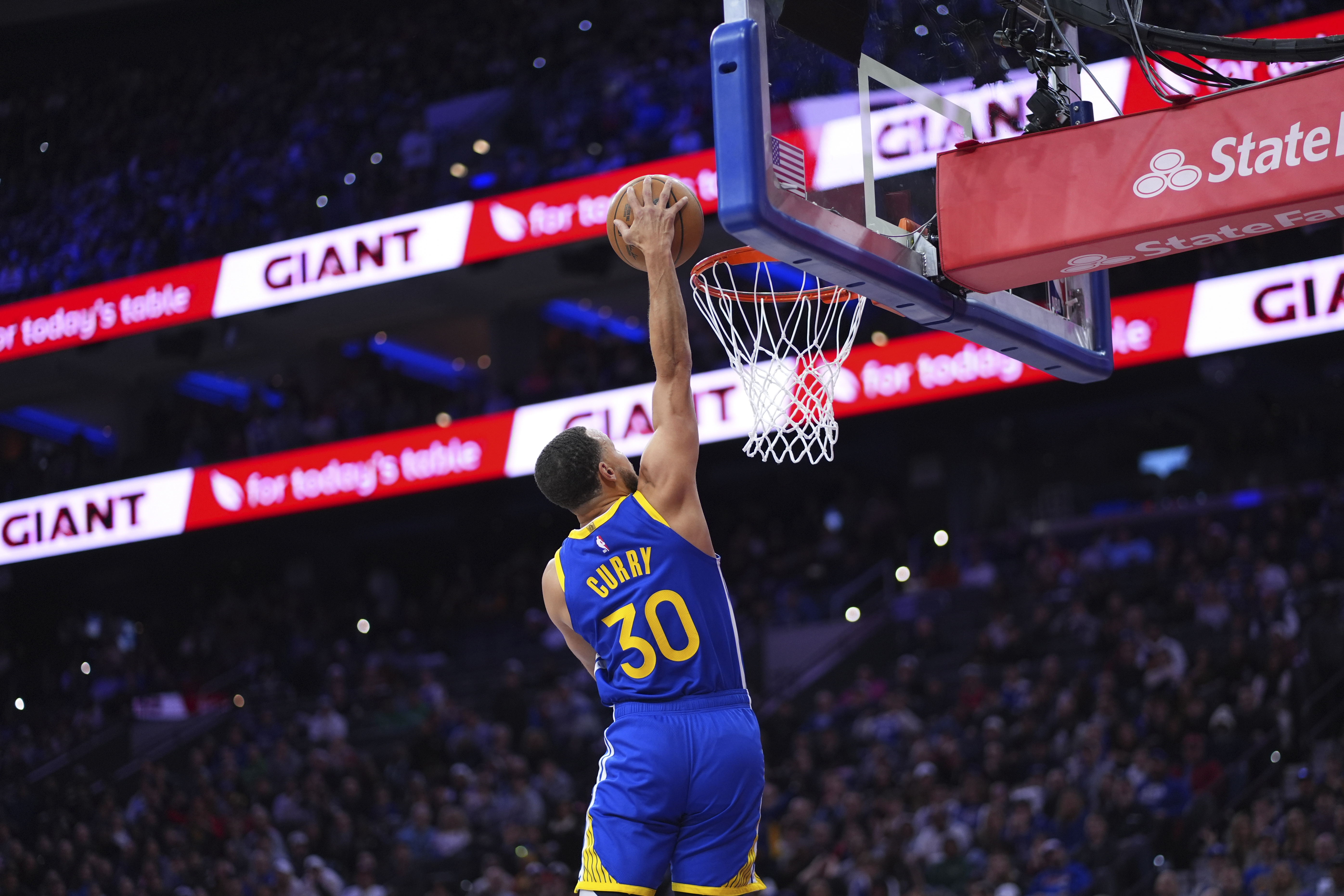 Golden State Warriors' Stephen Curry goes up for a dunk during the second half of an NBA basketball game against the Philadelphia 76ers Saturday, March 1, 2025, in Philadelphia.