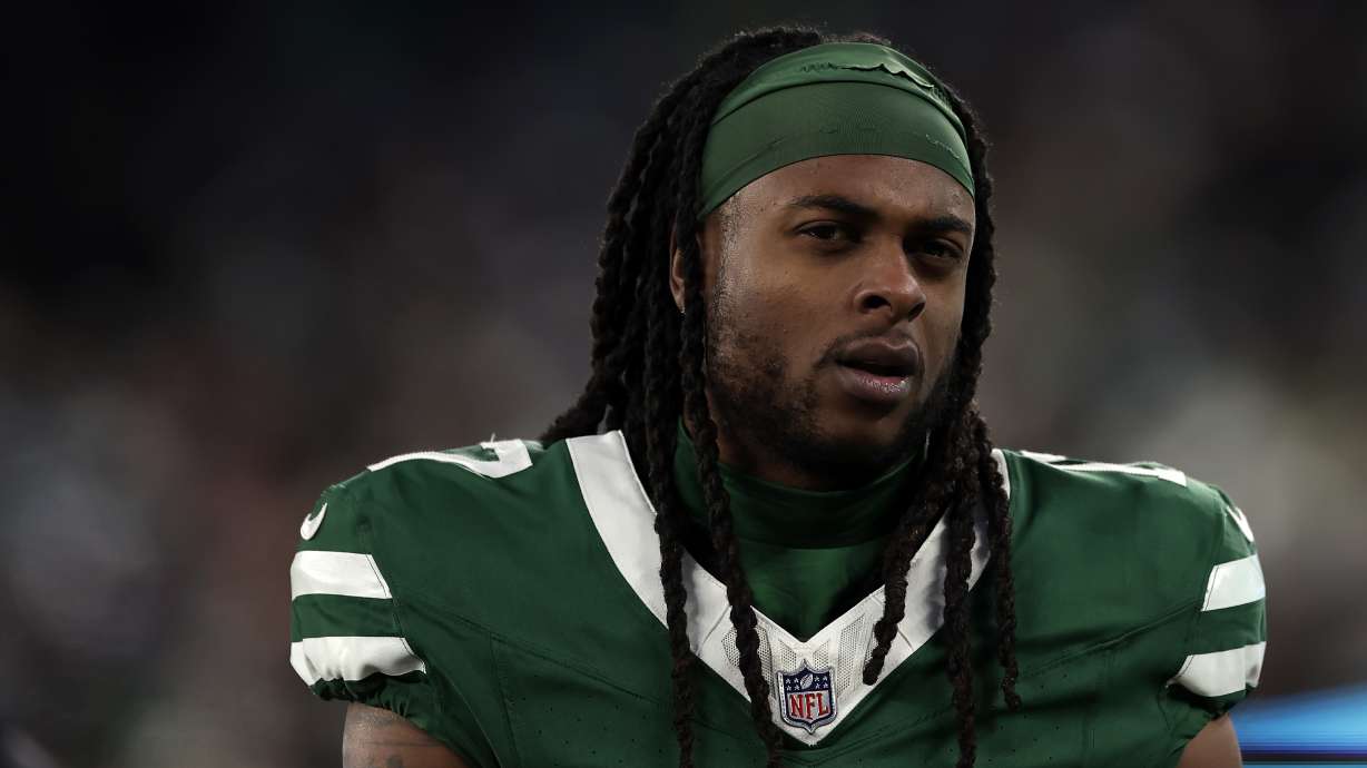 FILE- New York Jets wide receiver Davante Adams (17) reacts during an NFL football game against the Miami Dolphins Sunday, Jan. 5, 2025, in East Rutherford, N.J.