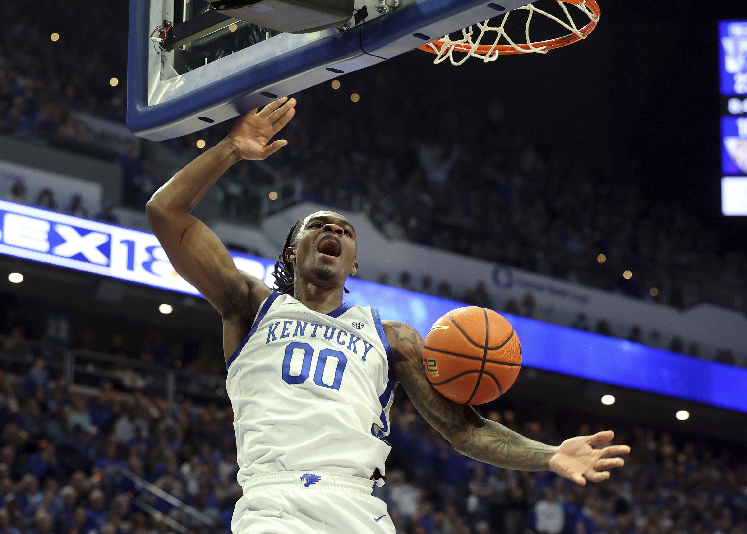 Kentucky's Otega Oweh (00) dunks during the first half of an NCAA college basketball game against LSU in Lexington, Ky., Tuesday, March 4, 2025. 