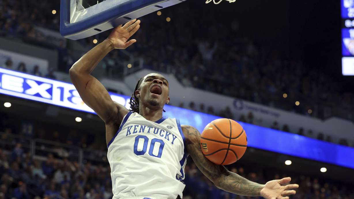 Kentucky's Otega Oweh (00) dunks during the first half of an NCAA college basketball game against LSU in Lexington, Ky., Tuesday, March 4, 2025.