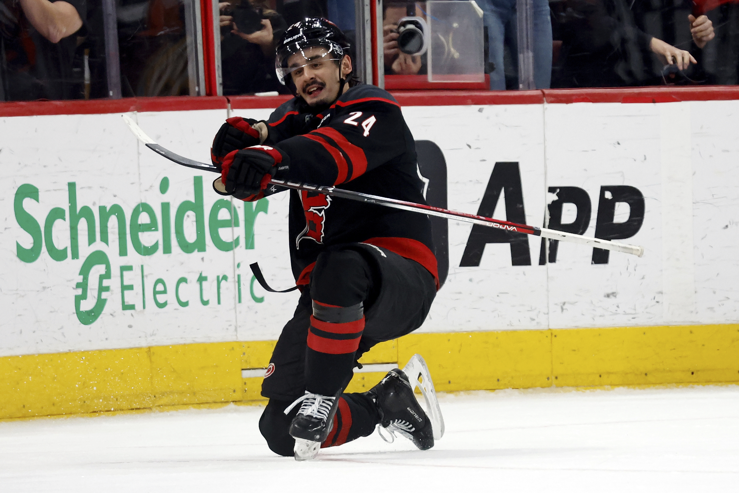 Jarvis' goal with 18.6 seconds left lifts Hurricanes to 3-2 win over Bruins