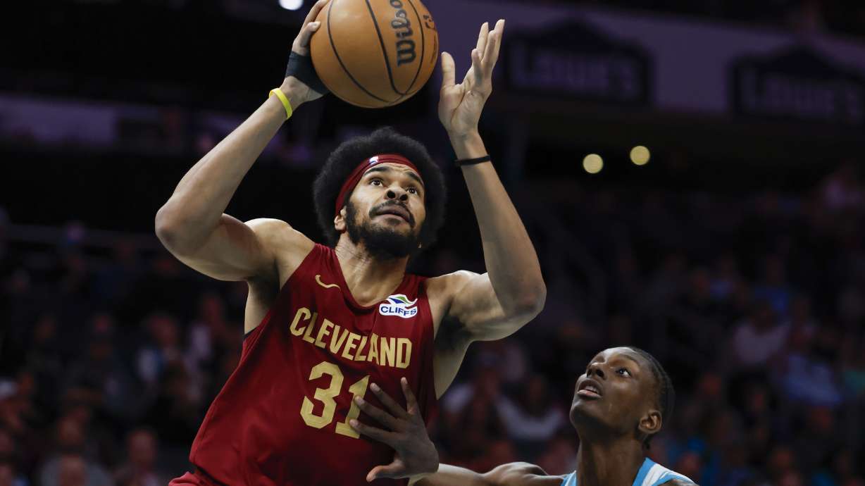 Cleveland Cavaliers center Jarrett Allen (31) drives to the basket against Charlotte Hornets forward Moussa Diabate, right, during the first half of an NBA basketball game in Charlotte, N.C., Friday, March 7, 2025.