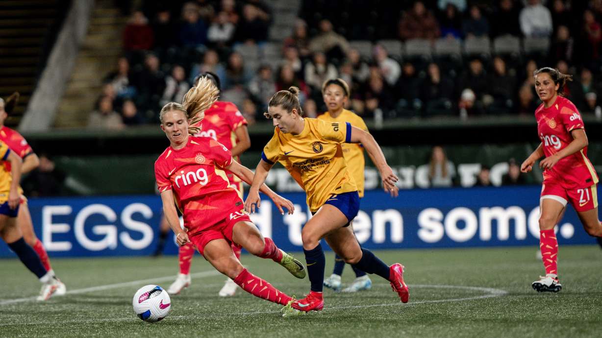 Ally Sentnor dribbles against the Portland Thorns in preseason.