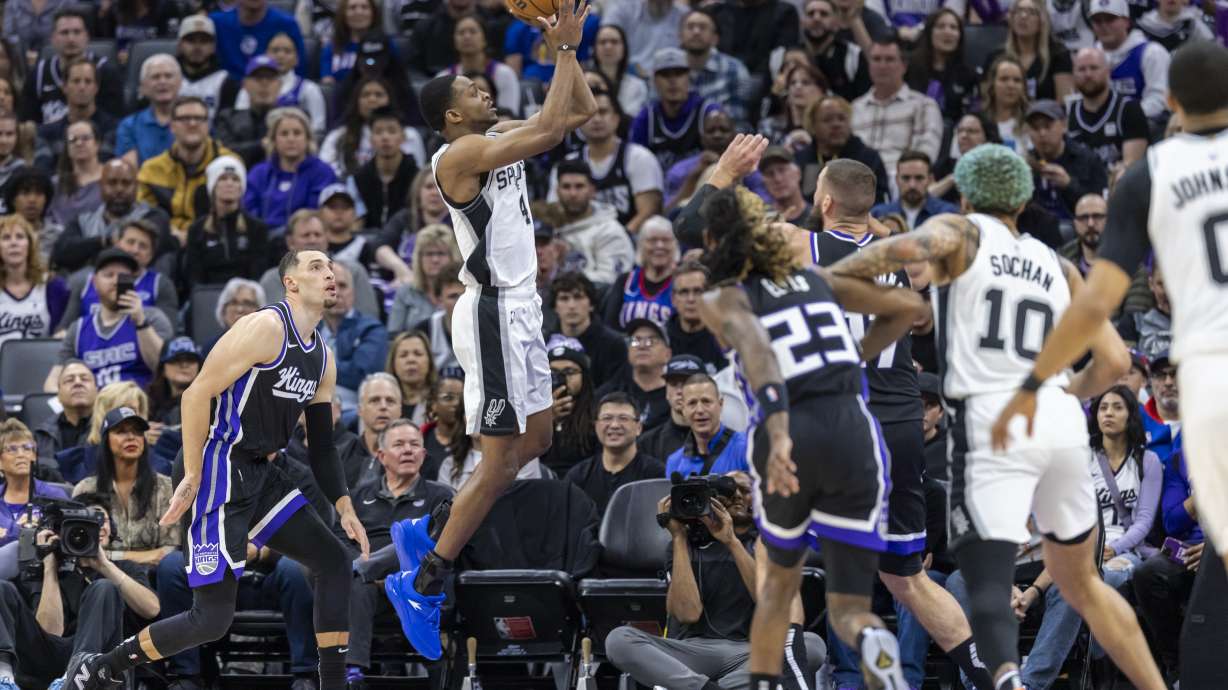 San Antonio Spurs guard De'Aaron Fox, center, goes up for a shot during the first half of an NBA basketball game against the Sacramento Kings, Friday, March 7, 2025, in Sacramento, Calif.