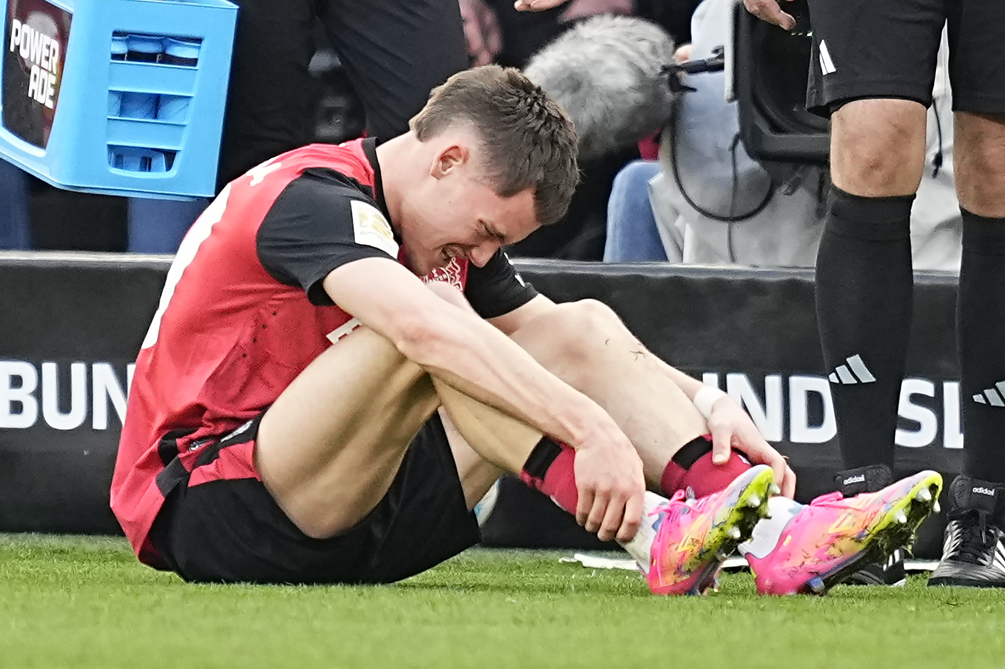 Leverkusen's Florian Wirtz gets injured and has to leave the pitch during the Bundesliga soccer match between Bayer Leverkusen and Werder Bremen at the BayArena in Leverkusen, Germany, Saturday, March 8, 2025. 