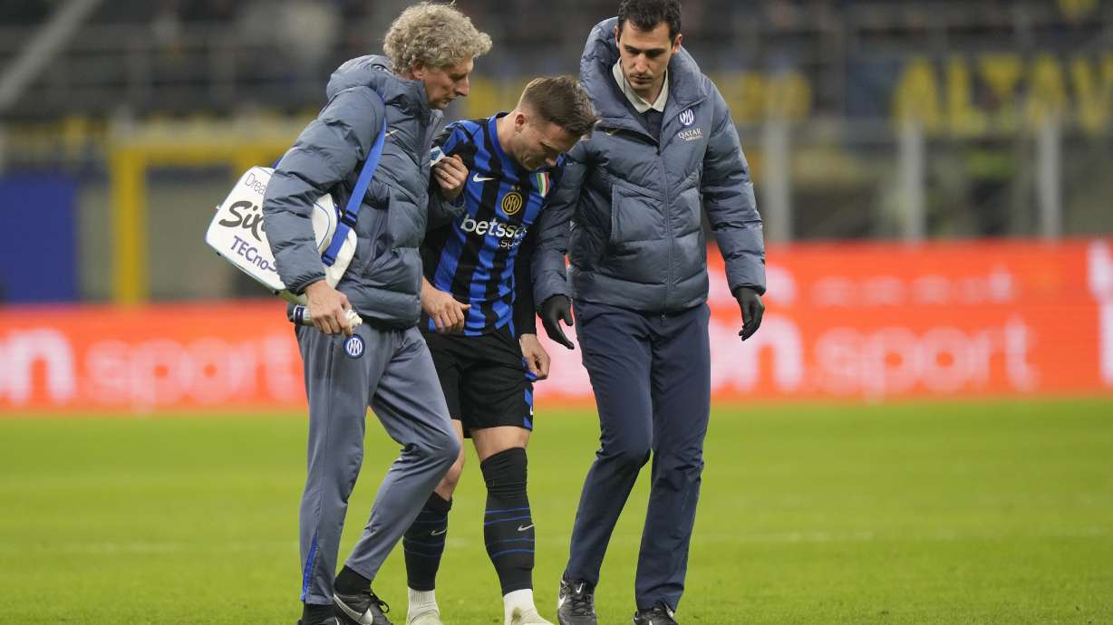 Inter Milan's Piotr Zielinski, centre, leaves the pitch after an injury during the Serie A soccer match between Inter Milan and Monza at the San Siro stadium in Milan, Italy, Saturday, March 8, 2025.