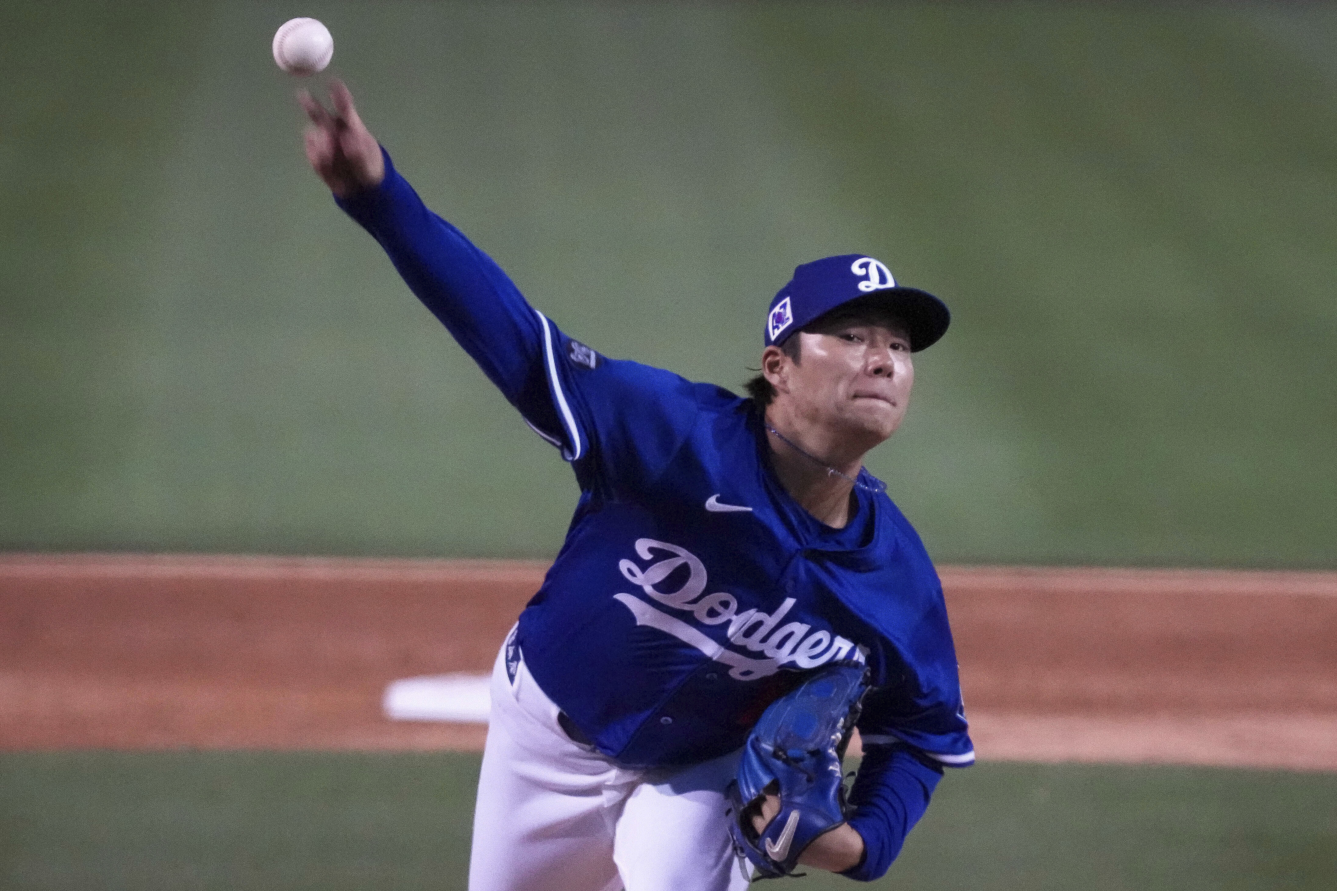 Los Angeles Dodgers pitcher Yoshinobu Yamamoto (18) throws during the third inning of a spring training baseball game against the Cincinnati Reds, Tuesday, March. 4, 2025, in Phoenix. 