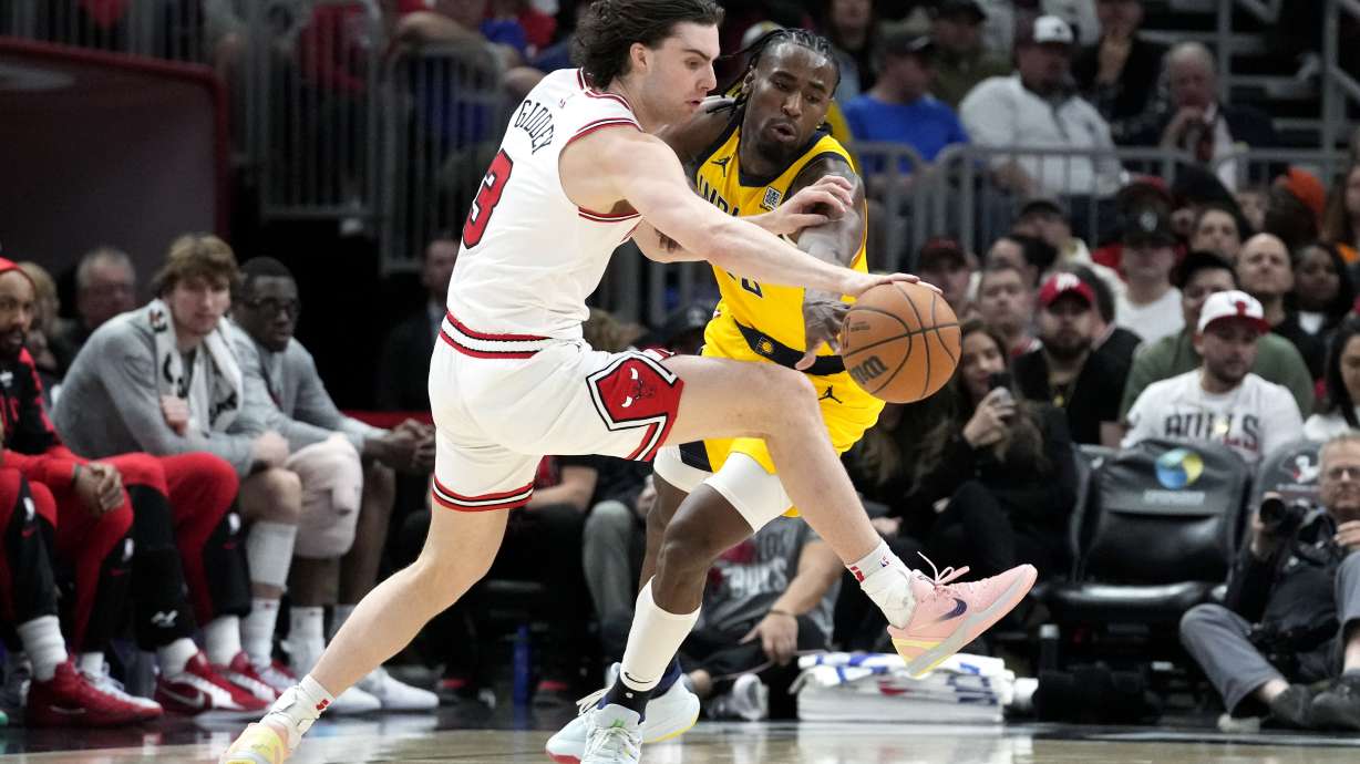 Chicago Bulls guard Josh Giddey, left, drives as Indiana Pacers forward Aaron Nesmith, right, guards during the second half of an NBA basketball game in Chicago, Monday, March 10, 2025.
