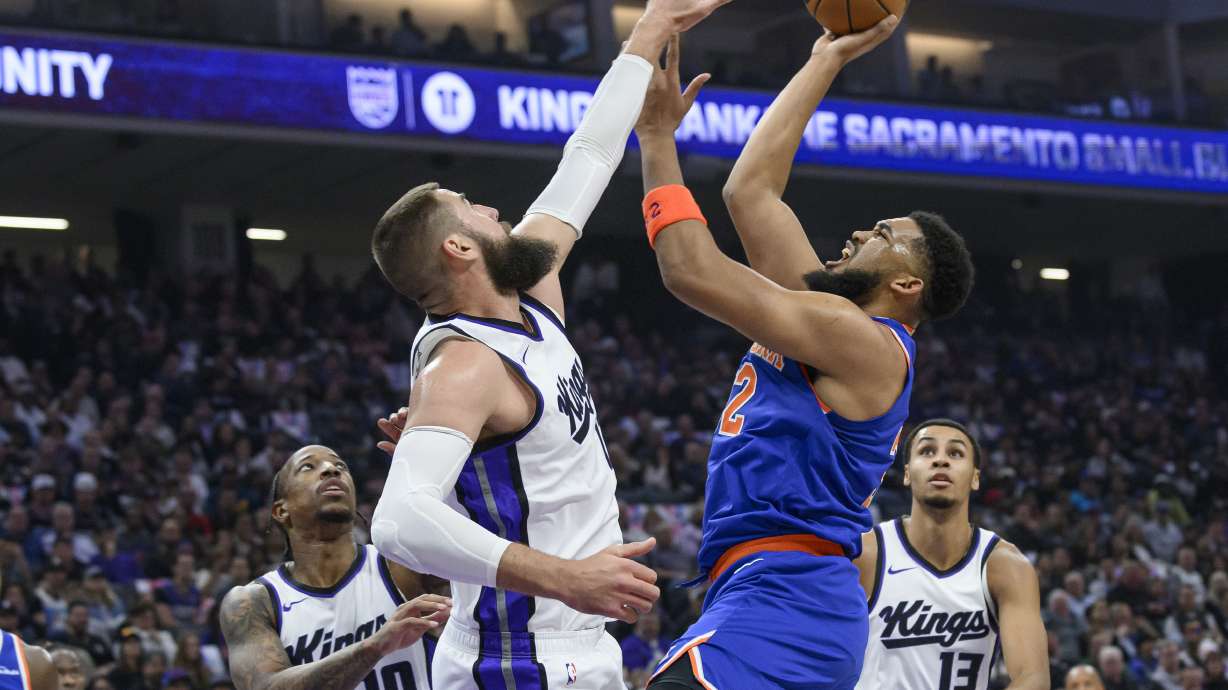 New York Knicks center Karl-Anthony Towns, center right, looks to shoot over Sacramento Kings center Jonas Valanciunas, center left, during the first half of an NBA basketball game in Sacramento, Calif., Monday, March 10, 2025.