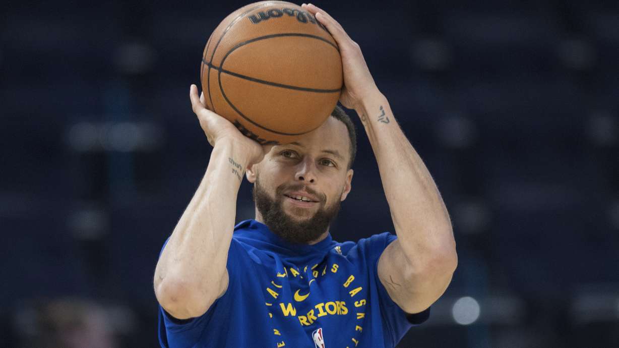 Stephen Curry, de los Warriors de Golden State, calienta previo al partido de baloncesto de la NBA en contra de los Trail Blazers de Portland, el lunes 10 de marzo de 2025, en San Francisco.