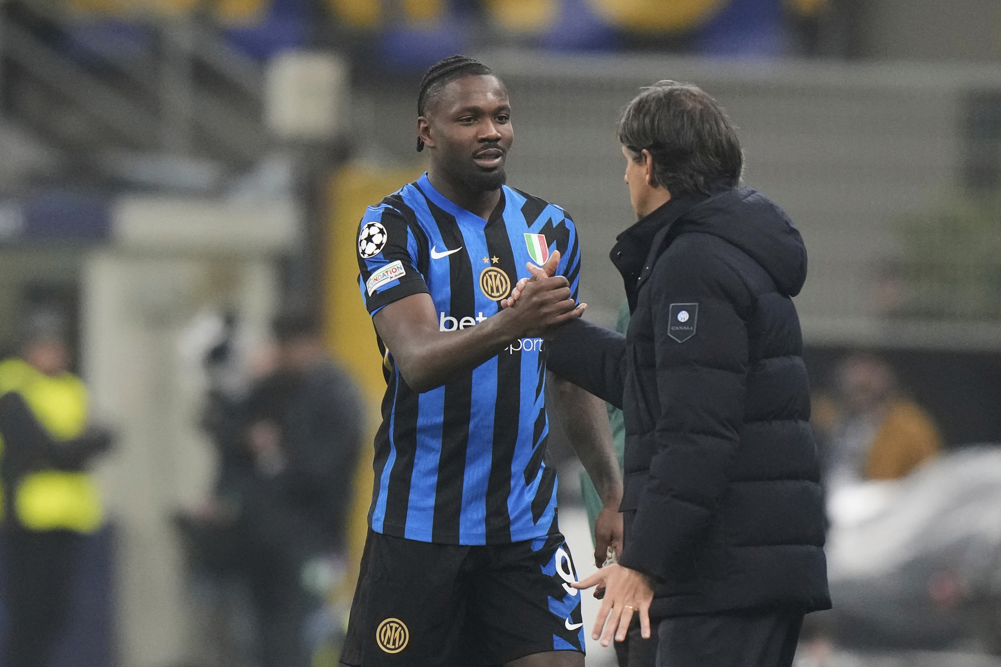 Inter Milan's Marcus Thuram, left, and Inter Milan's head coach Simone Inzaghi during a Champions League round of 16 second leg soccer match between Inter Milan and Feyenoord, at the San Siro stadium in Milan, Italy, Tuesday, March 11, 2025. 