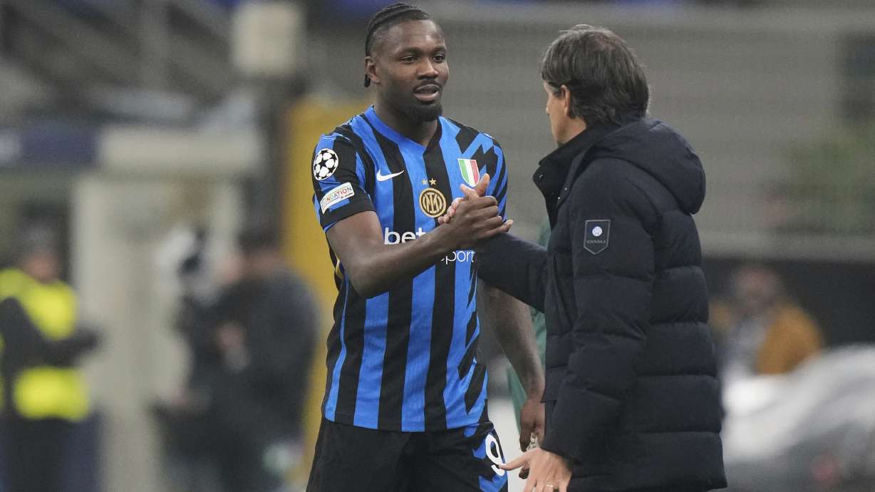 Inter Milan's Marcus Thuram, left, and Inter Milan's head coach Simone Inzaghi during a Champions League round of 16 second leg soccer match between Inter Milan and Feyenoord, at the San Siro stadium in Milan, Italy, Tuesday, March 11, 2025.