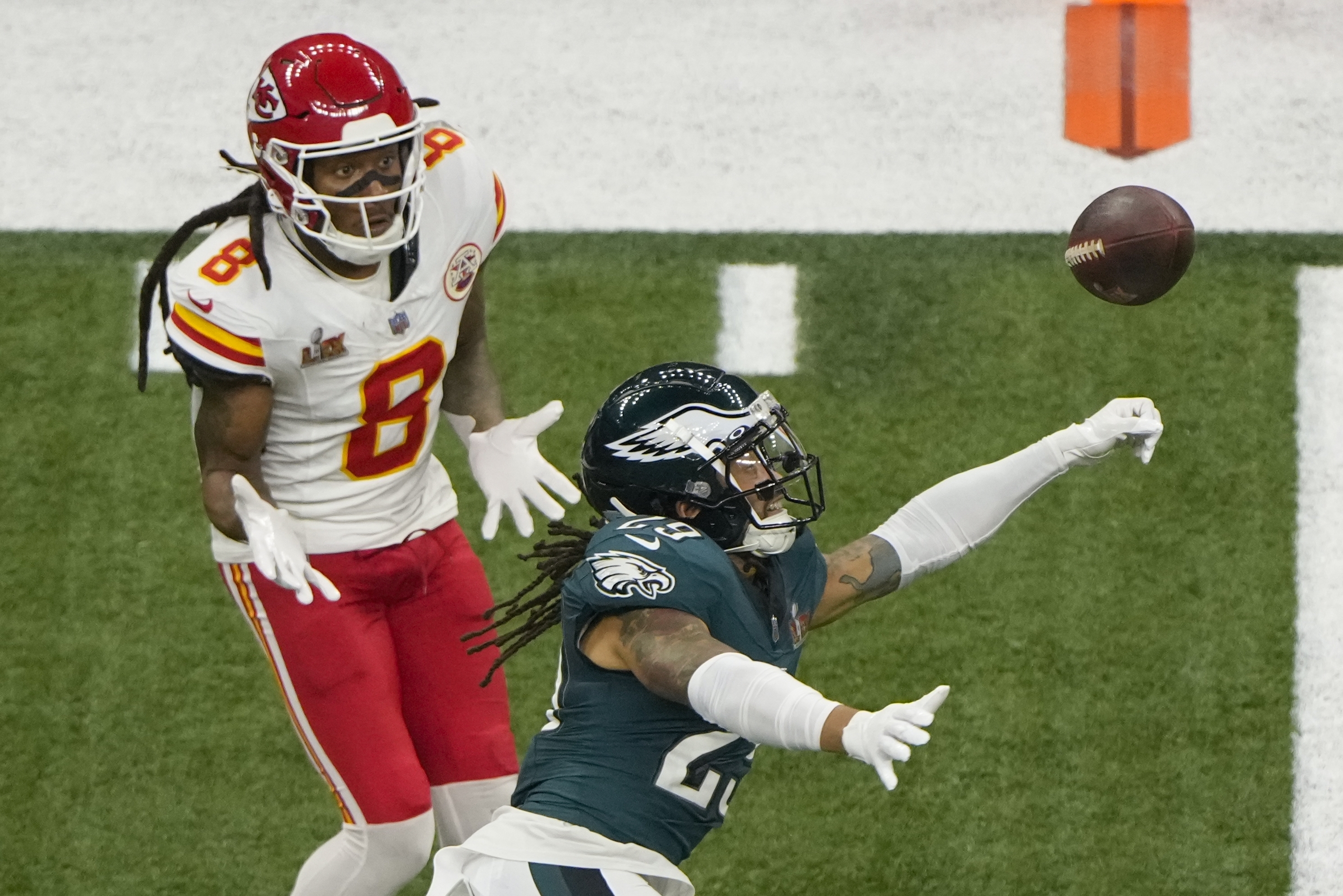 Philadelphia Eagles defensive back Avonte Maddox (29) blocks a pass intended for Kansas City Chiefs wide receiver DeAndre Hopkins (8) during the second half of the NFL Super Bowl 59 football game, Sunday, Feb. 9, 2025, in New Orleans. 