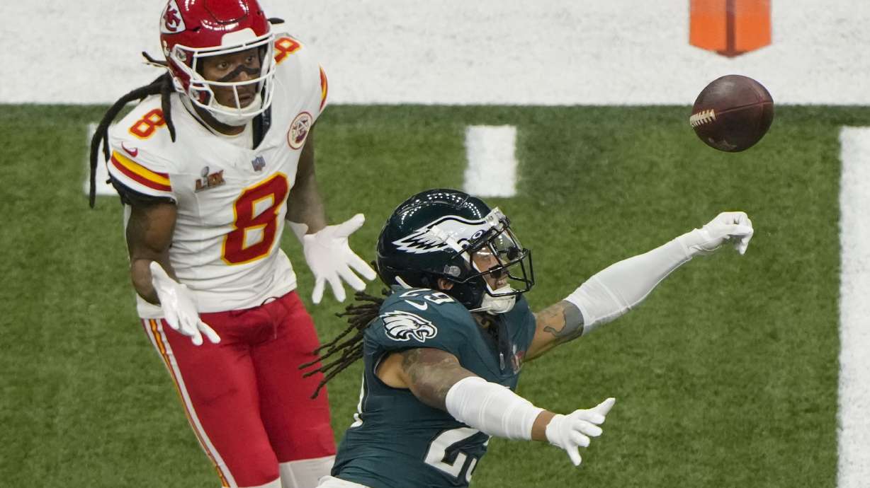 Philadelphia Eagles defensive back Avonte Maddox (29) blocks a pass intended for Kansas City Chiefs wide receiver DeAndre Hopkins (8) during the second half of the NFL Super Bowl 59 football game, Sunday, Feb. 9, 2025, in New Orleans.
