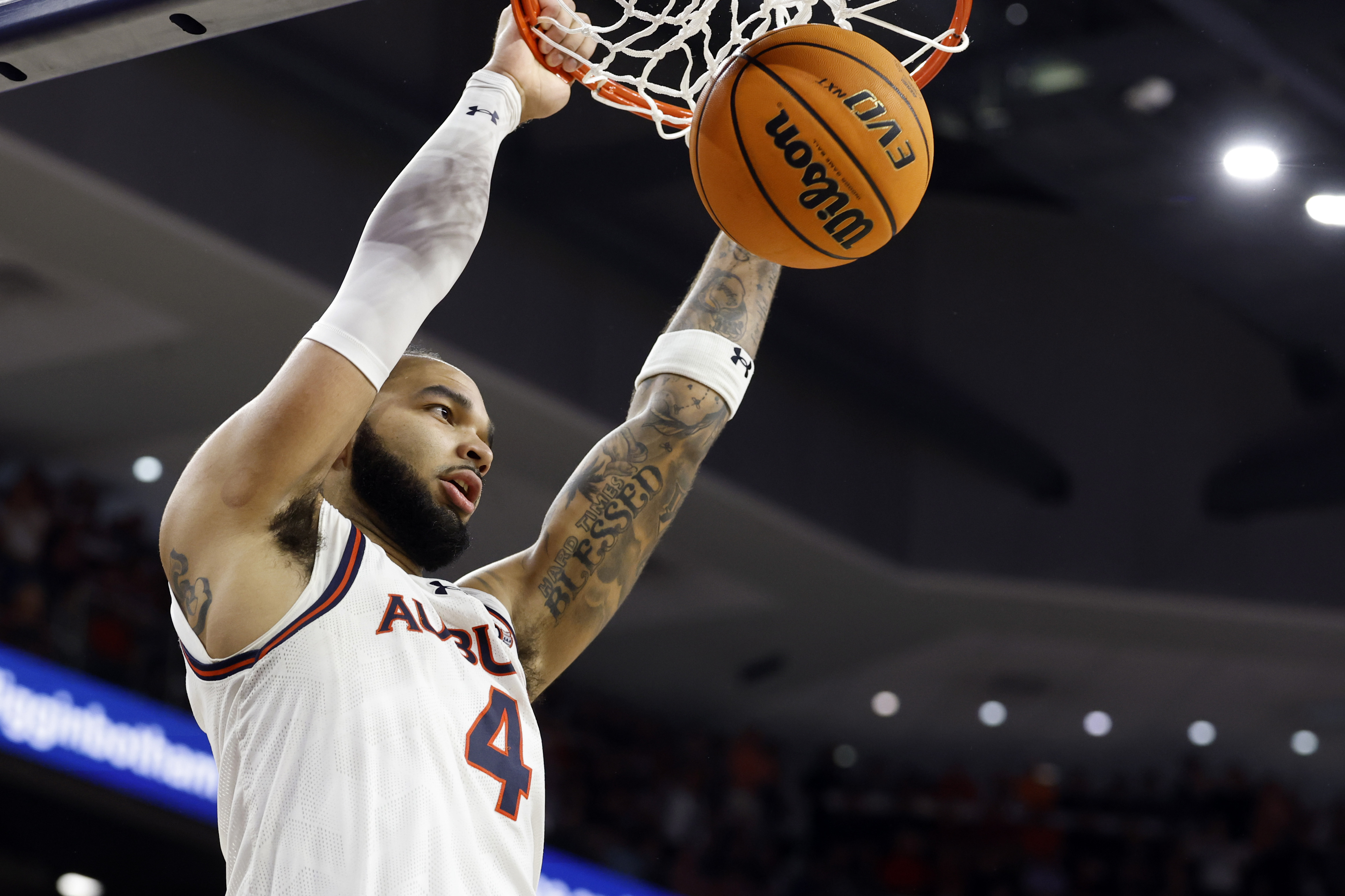 Auburn forward Johni Broome dunks during the second half of an NCAA college basketball game against Alabama, Saturday, March 8, 2025, in Auburn, Ala.