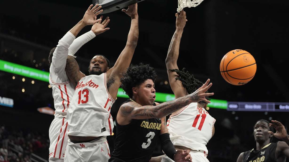 Colorado's Julian Hammond III (3) passes as Houston's J'Wan Roberts (13) watches during the first half of an NCAA college basketball game in the quarterfinal round of the Big 12 Conference tournament, Thursday, March 13, 2025, in Kansas City, Mo.