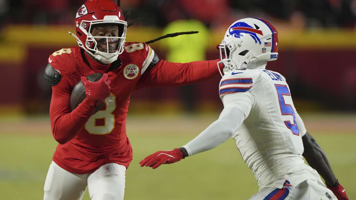 El receptor de los Chiefs de Kansas City DeAndre Hopkins corre con el balón superando a Kaiir Elam de los Bills de Buffalo en el encuentro de Campeonato de la AFC el domingo 26 de enero del 2025.