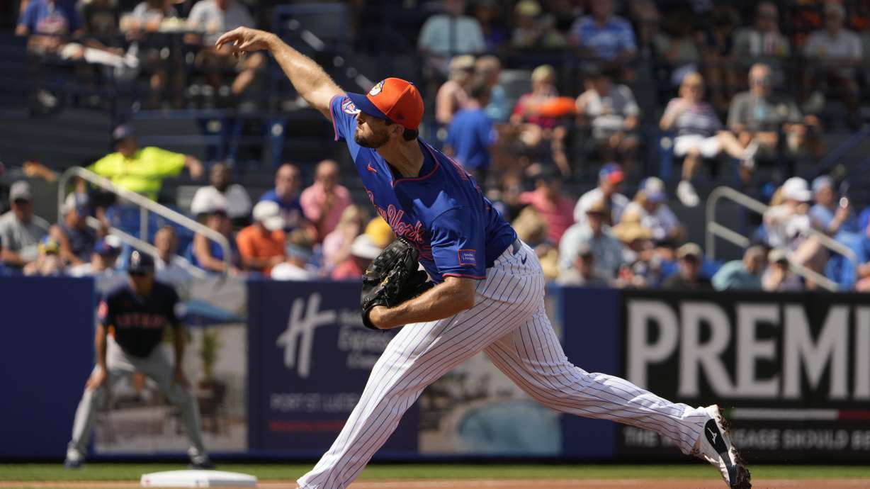 New York Mets starting pitcher Clay Holmes throws during the first inning of a spring training baseball game against the Houston Astros Thursday, Feb. 27, 2025, in Port St. Lucie, Fla.